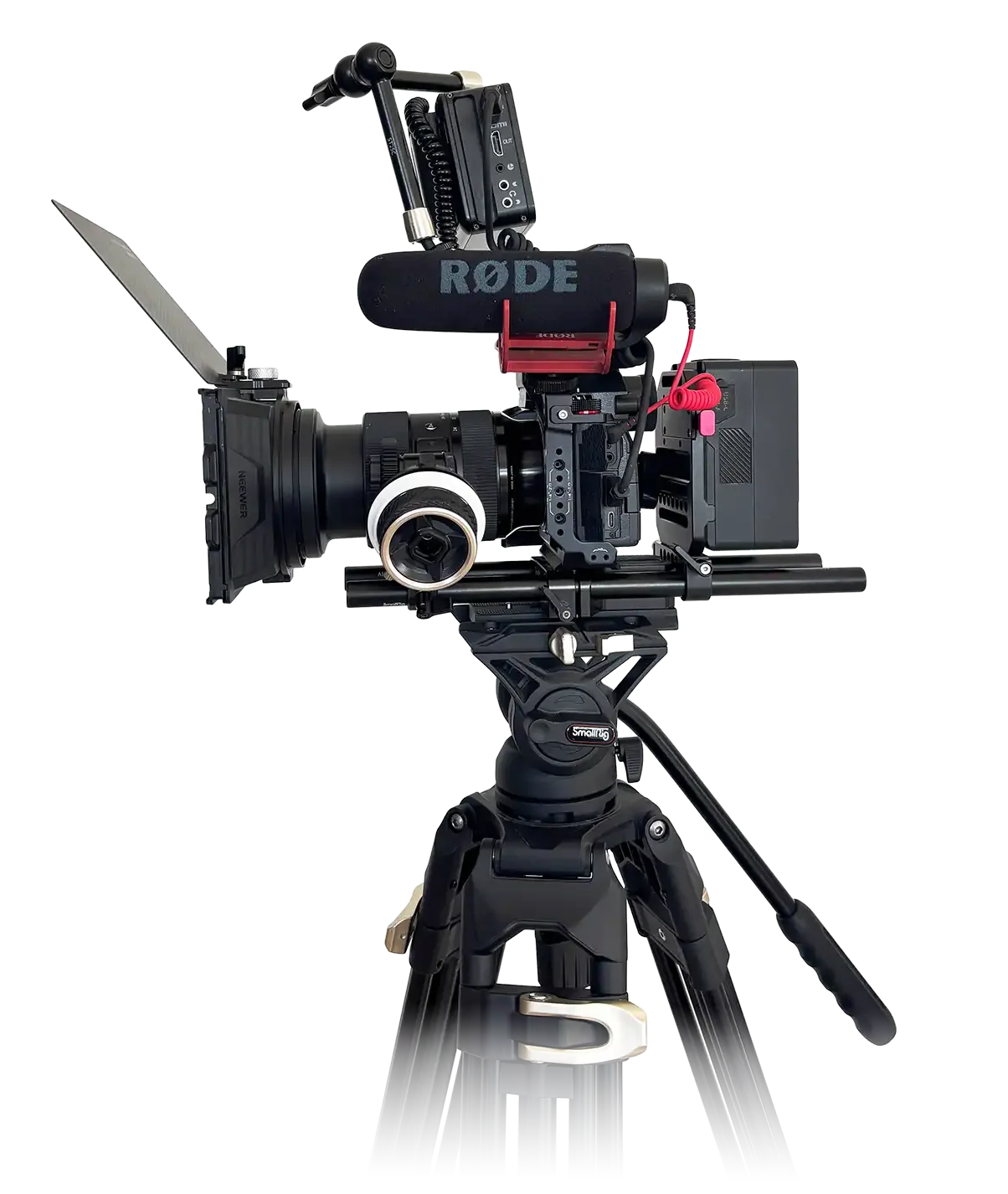 Caméra de cinéma montée sur un trépied avec un microphone RØDE placé sur la caméra.