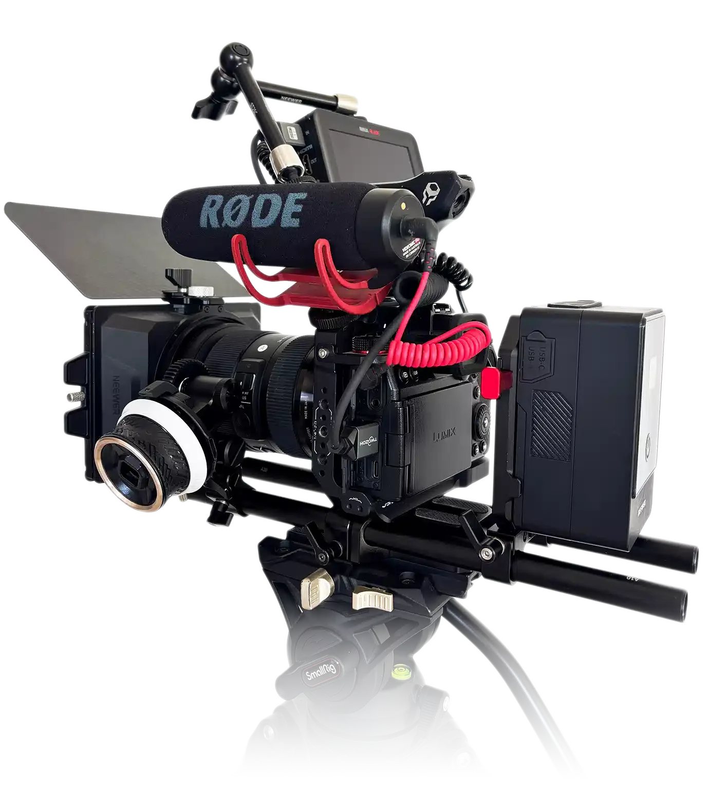 Caméra professionnelle avec microphones et accessoires pour tournage.