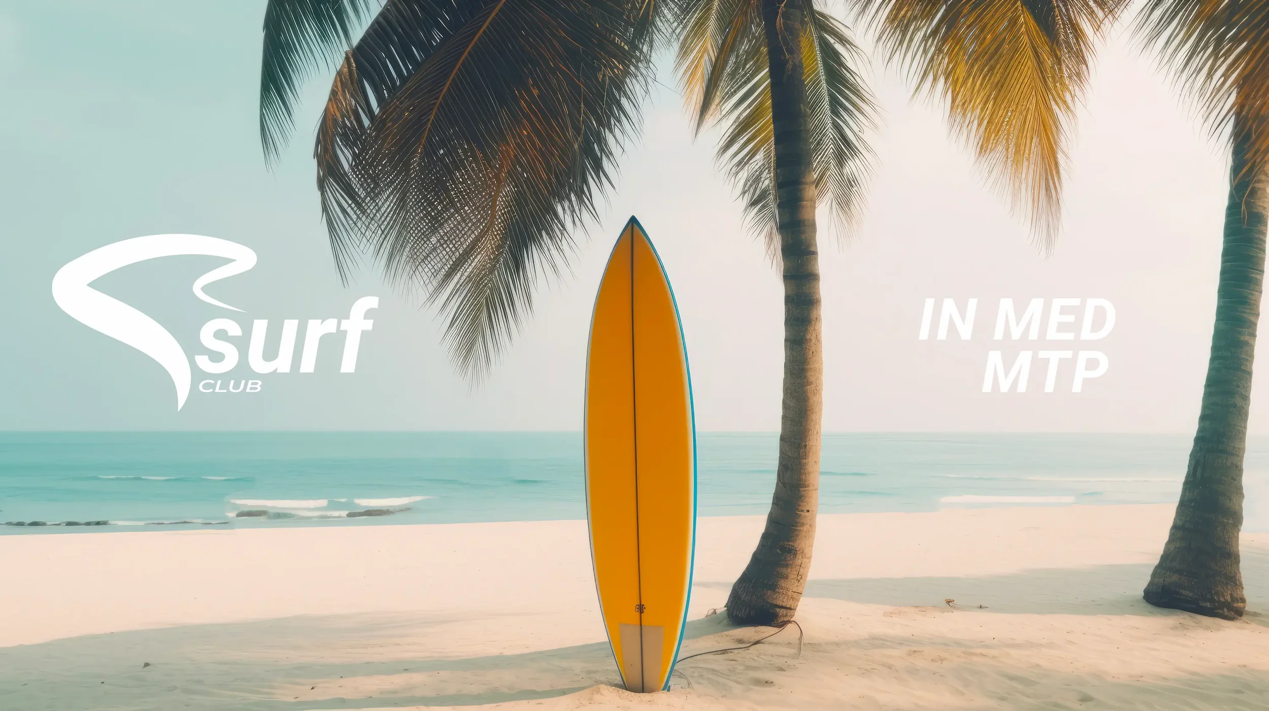 Une planche de surf jaune debout sur une plage de sable avec deux palmiers et la mer en arrière-plan.