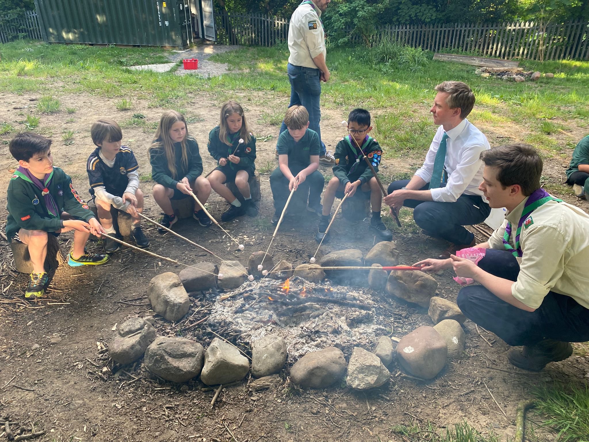 A brilliant evening spent with Sketty Cubs last night. 

🏕️ Practicing important outdoor skills (incl. toasting marshmallows)
🙋&zwj;♀️ Answering questions about what it's like to be an MP
🏅 Awarding Swansea University student Ruth with a badge to 
