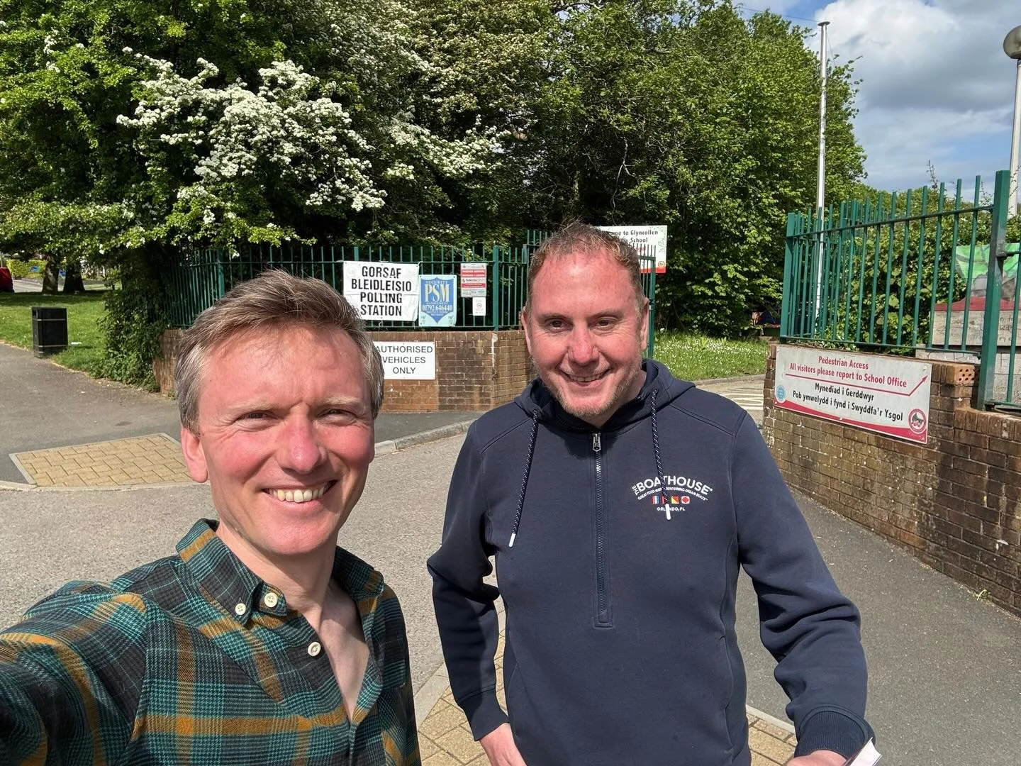 Out in the sun with the brilliant Rob Stewart in Ynysforgan ☀️🌹

Polls are open until 10pm - still plenty of time to vote Labour.