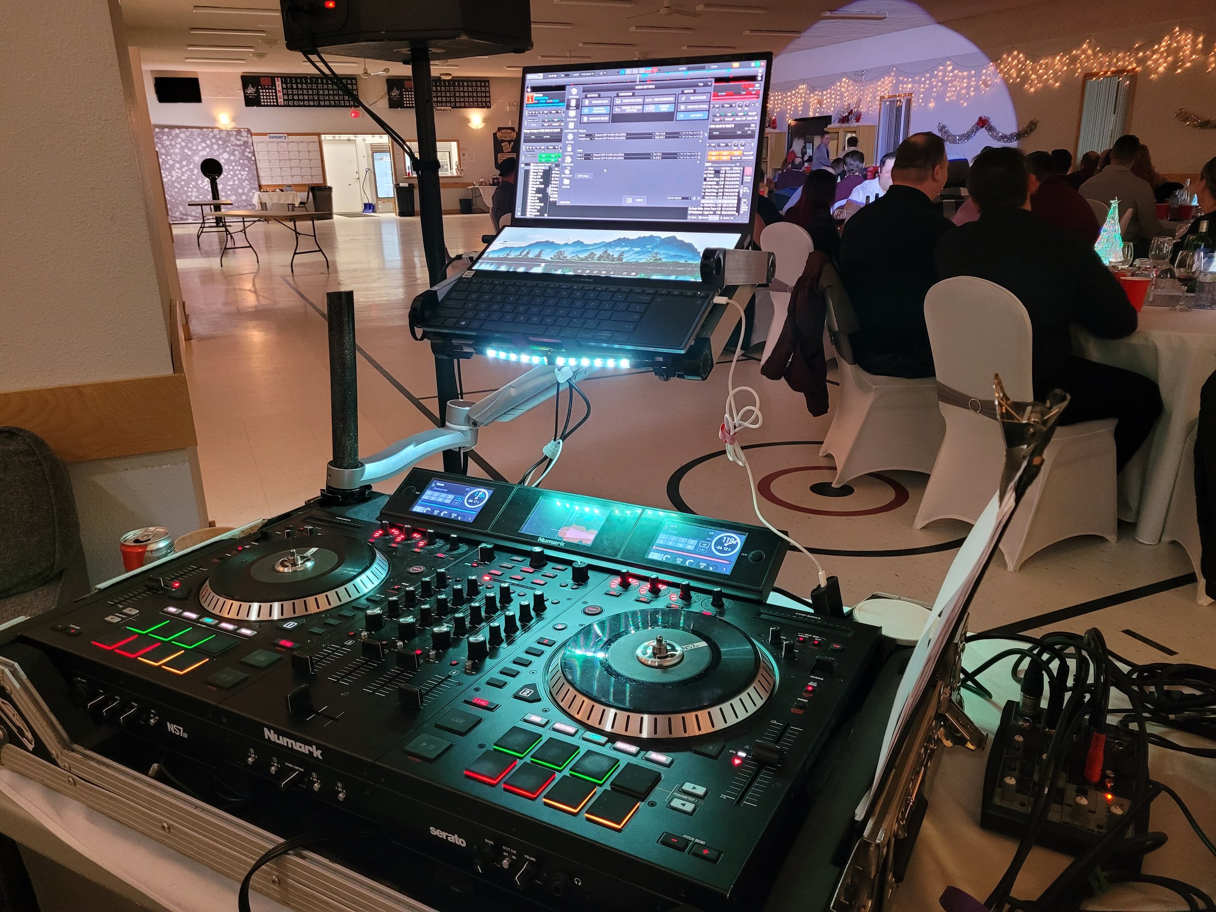 CORPORATE DJ Djing an Event