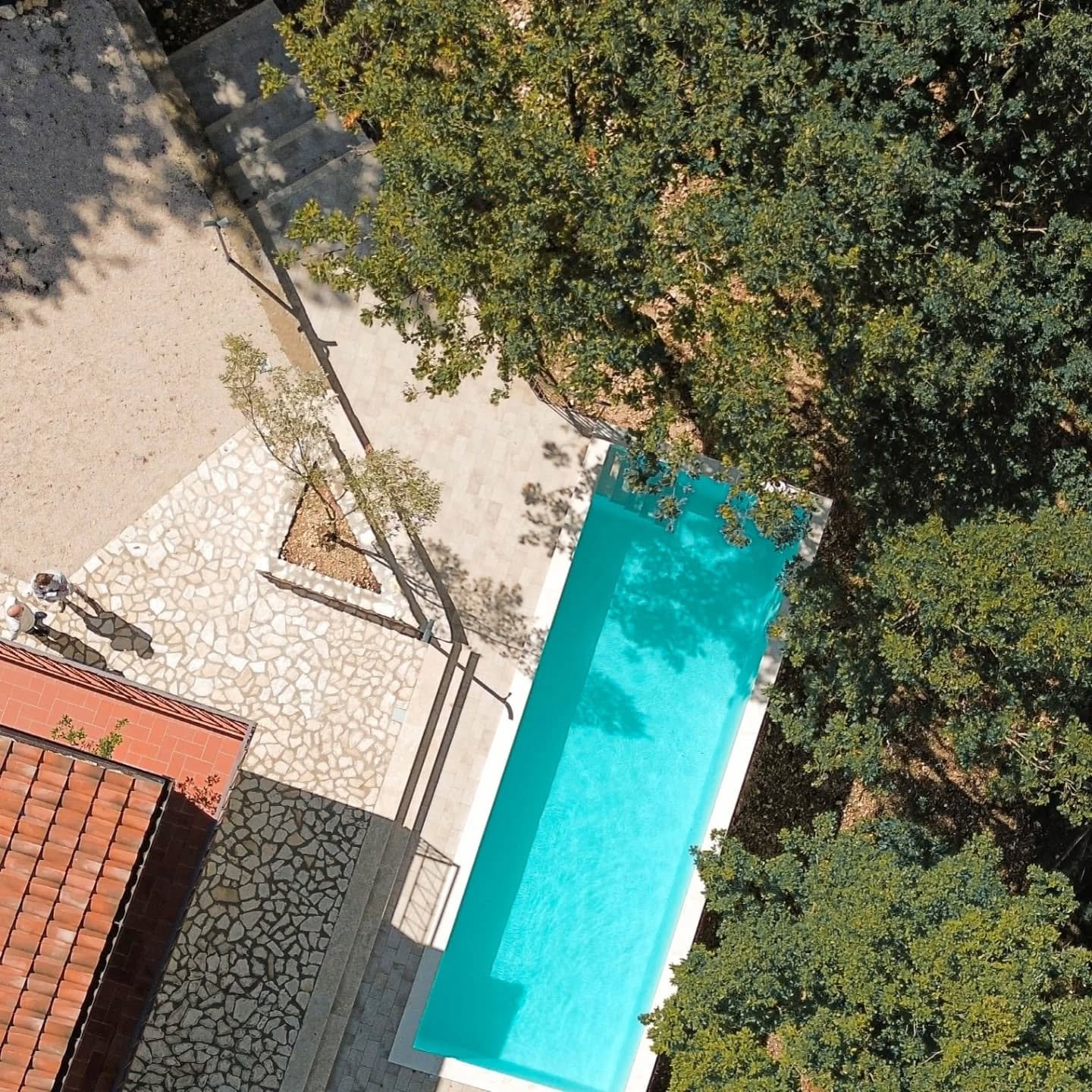 Un tuffo nella serenit&agrave;.  La nostra nuova piscina nel Lazio, con vista sul borgo medievale di Labro, &egrave; un'immersione nella natura. Dove paesaggio e design si incontrano. 

Diving in serenity. Our new pool in Lazio, with a view of the me