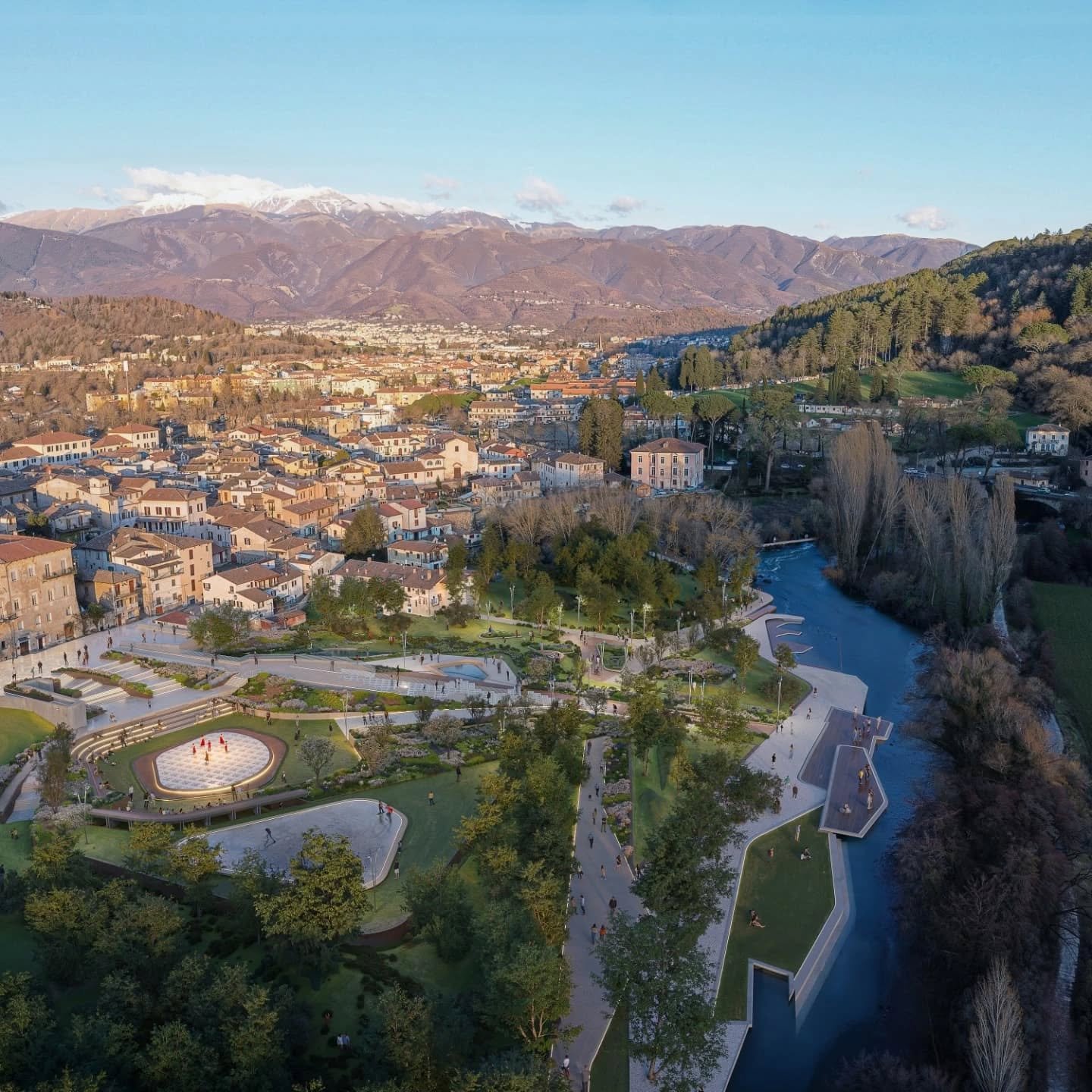 Area del teatro e spazio concerti all'aperto a i Pozzi.

Vi presentiamo oggi il fulcro del nostro progetto. La nostra intenzione era di restituire una vasta porzione della costa alla comunit&agrave;, creando uno spazio di aggregazione sociale e cultu