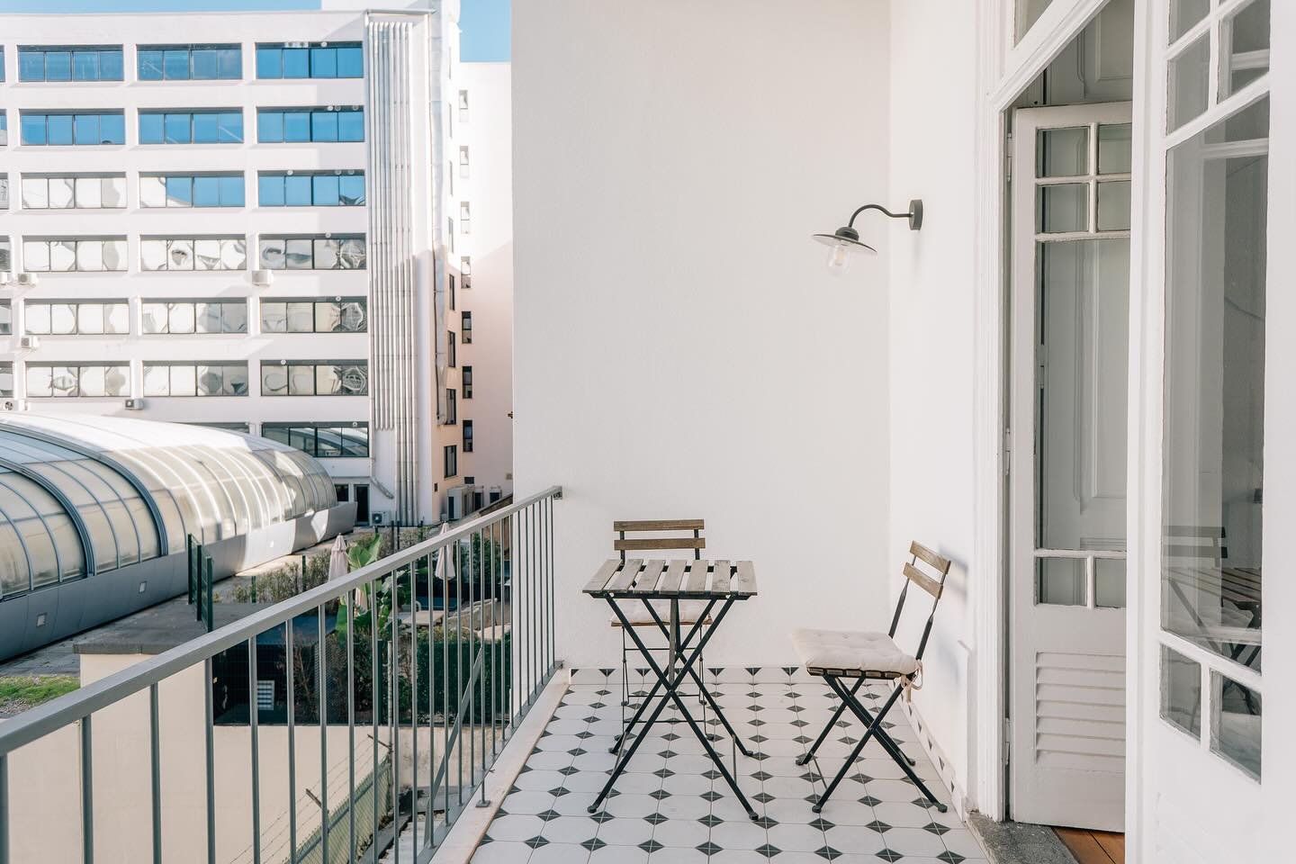 Did you know that some of our rooms come with a balcony? 

Imagine starting your day with fresh air, sunshine and a morning coffee overlooking Lisbon&rsquo;s rooftop or even better working remotely from your balcony ✨

This one&rsquo;s from Yon Joao,