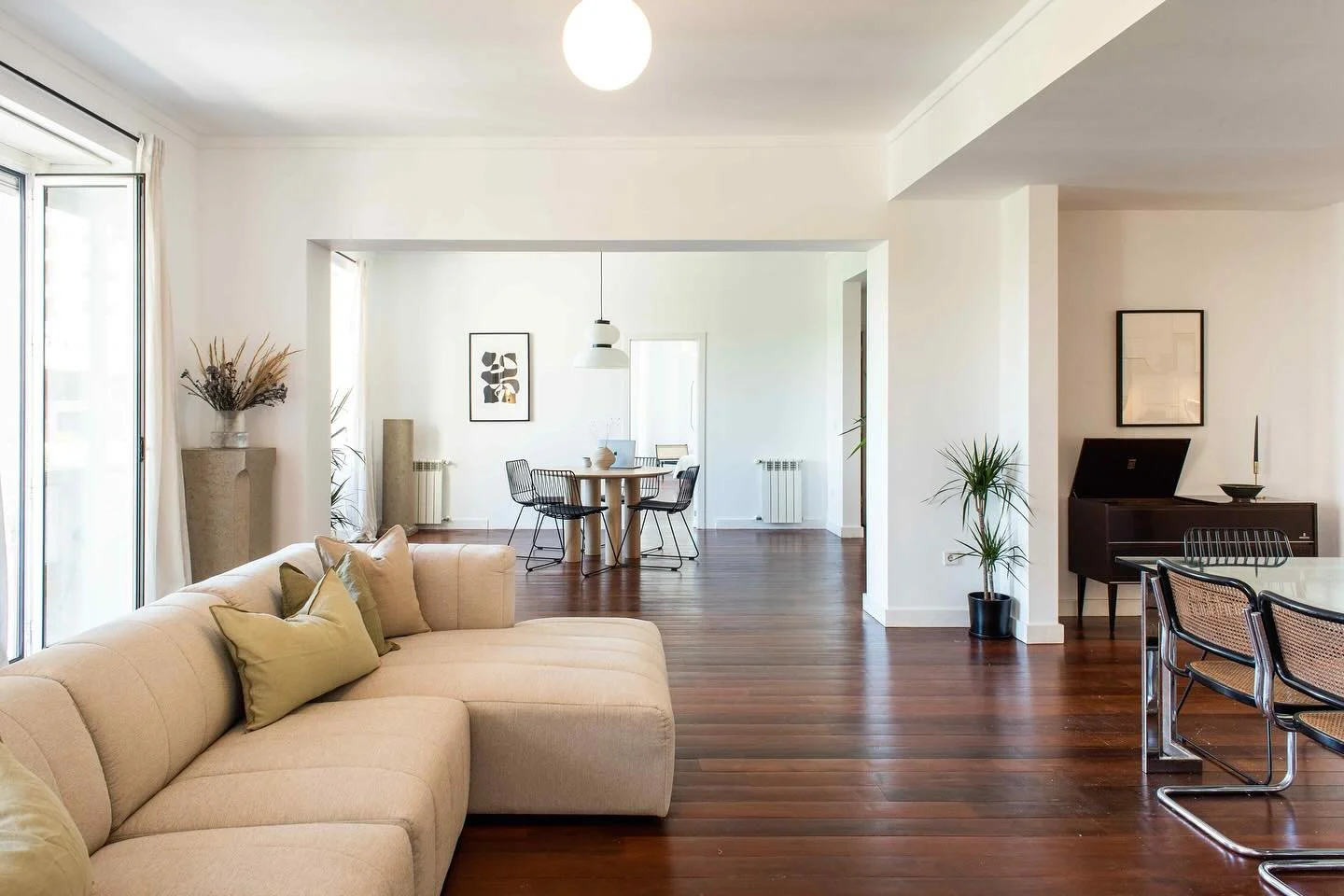 This 7 bed home is one of our favorites 💙

One of the largest Yon homes with a panoramic view over the park Eduardo VII 🌳

This Yon Eduardo has it all.. from multiple vast open spaces to relax or get to know the other guests, private workspaces to 