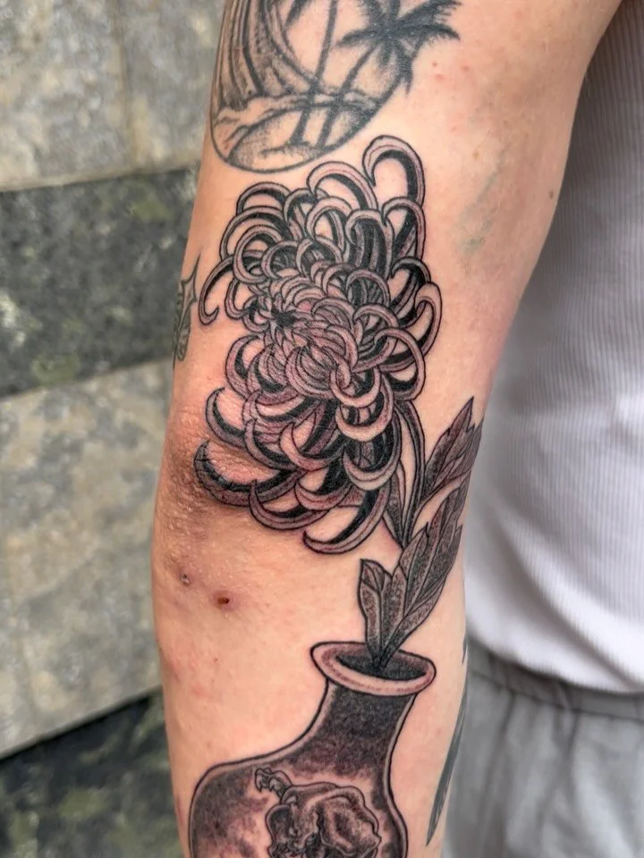 Chrysanthemum in a crawling panther vase. Really fun custom project, thank you Nicklas.
.
.
.
#colognetattoo #aachentattoo #tattooart #japanesetattoo #chrysanthemumtattoo #vasetattoo