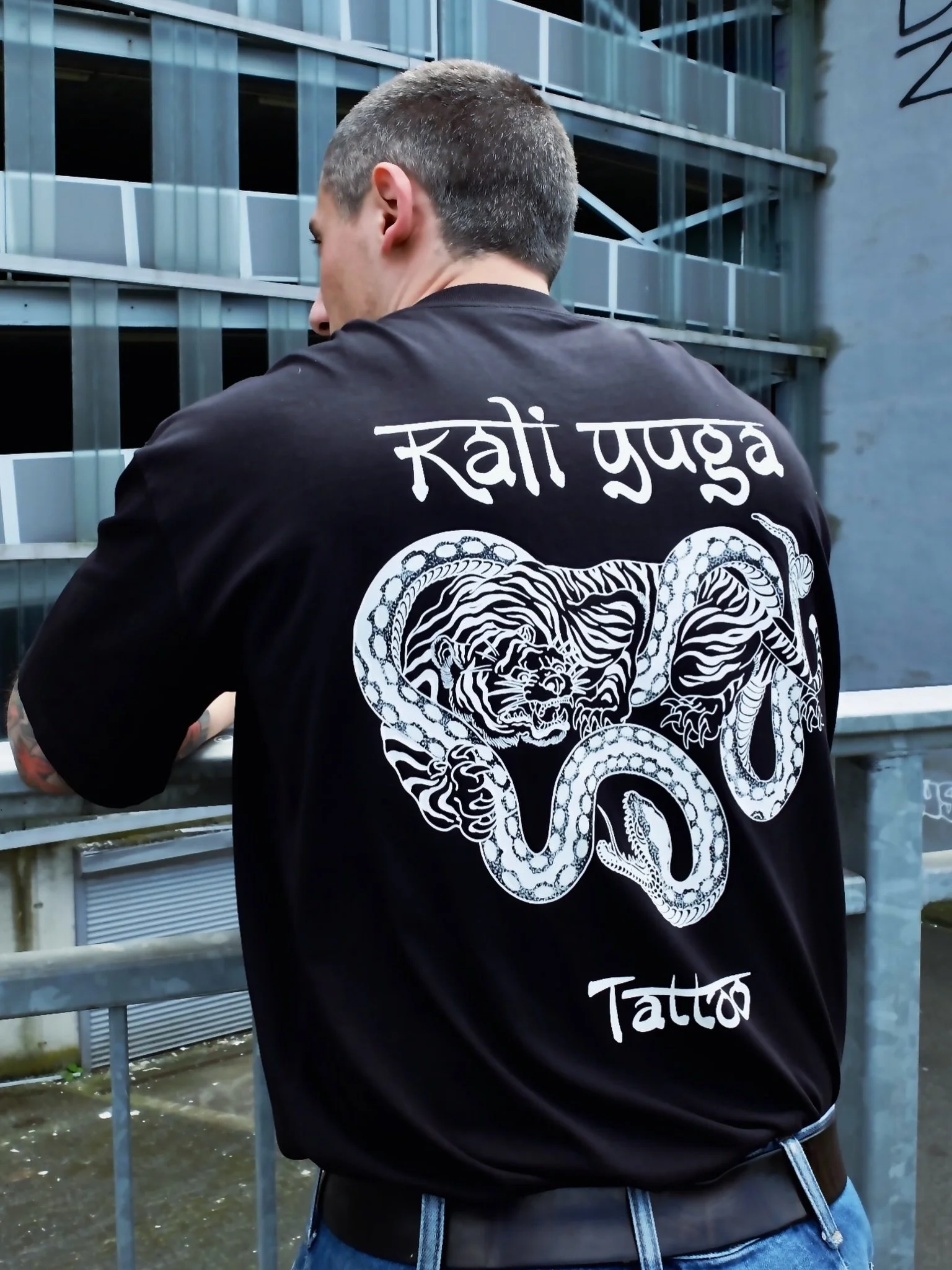 Hol dir dein Kali Yuga T-Shirt f&uuml;r 40&euro; (zzgl. Versand).❗️Beim Kauf bekommst du zus&auml;tzlich als Geschenk einen 40&euro; Gutschein f&uuml;r dein n&auml;chstes Tattoo❗️Schreib mir eine DM bei Interesse. Das Shirt wird nur bis Ende des Mona