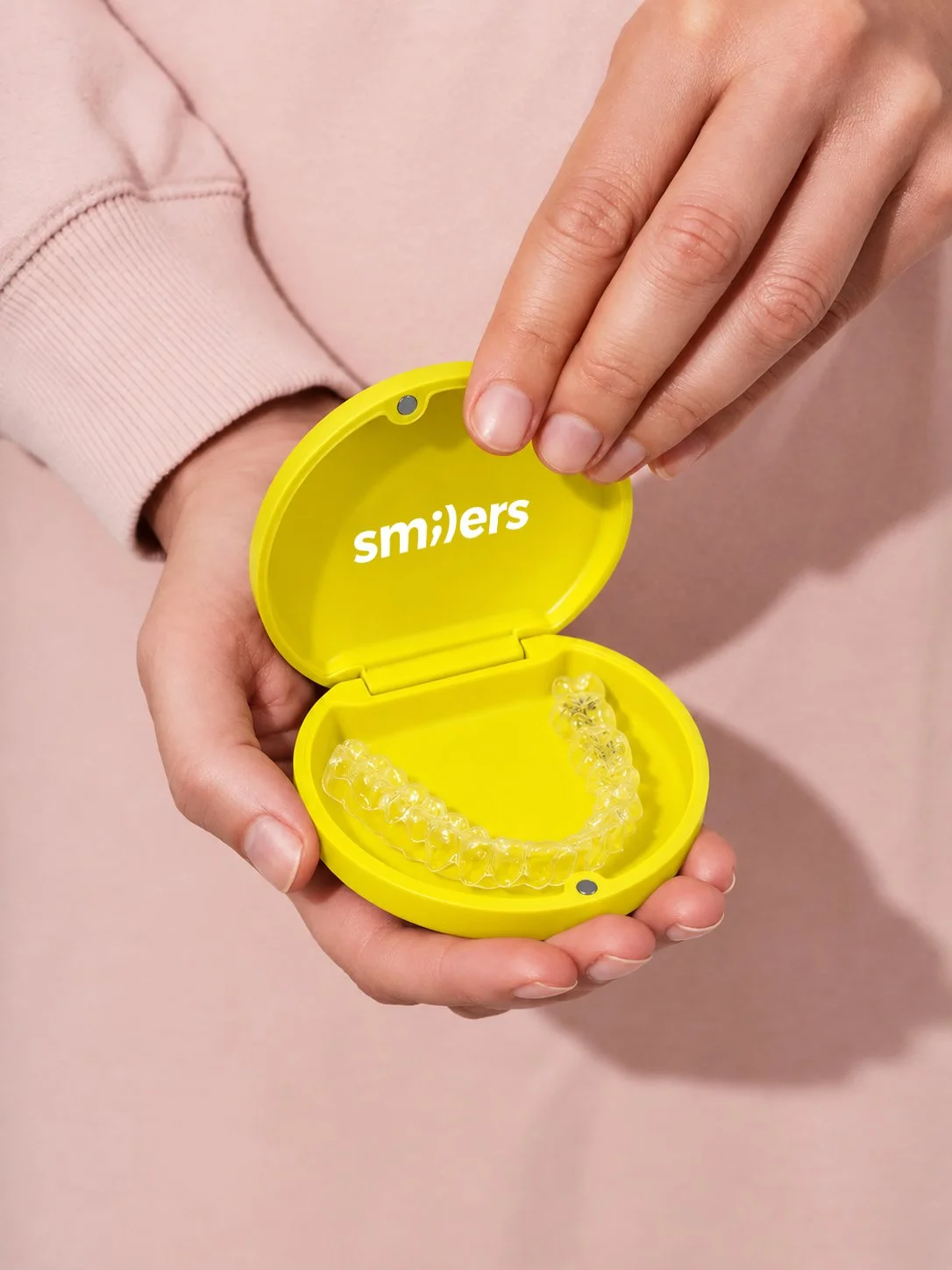 Mockup-pack-open-hand-yellow.jpg