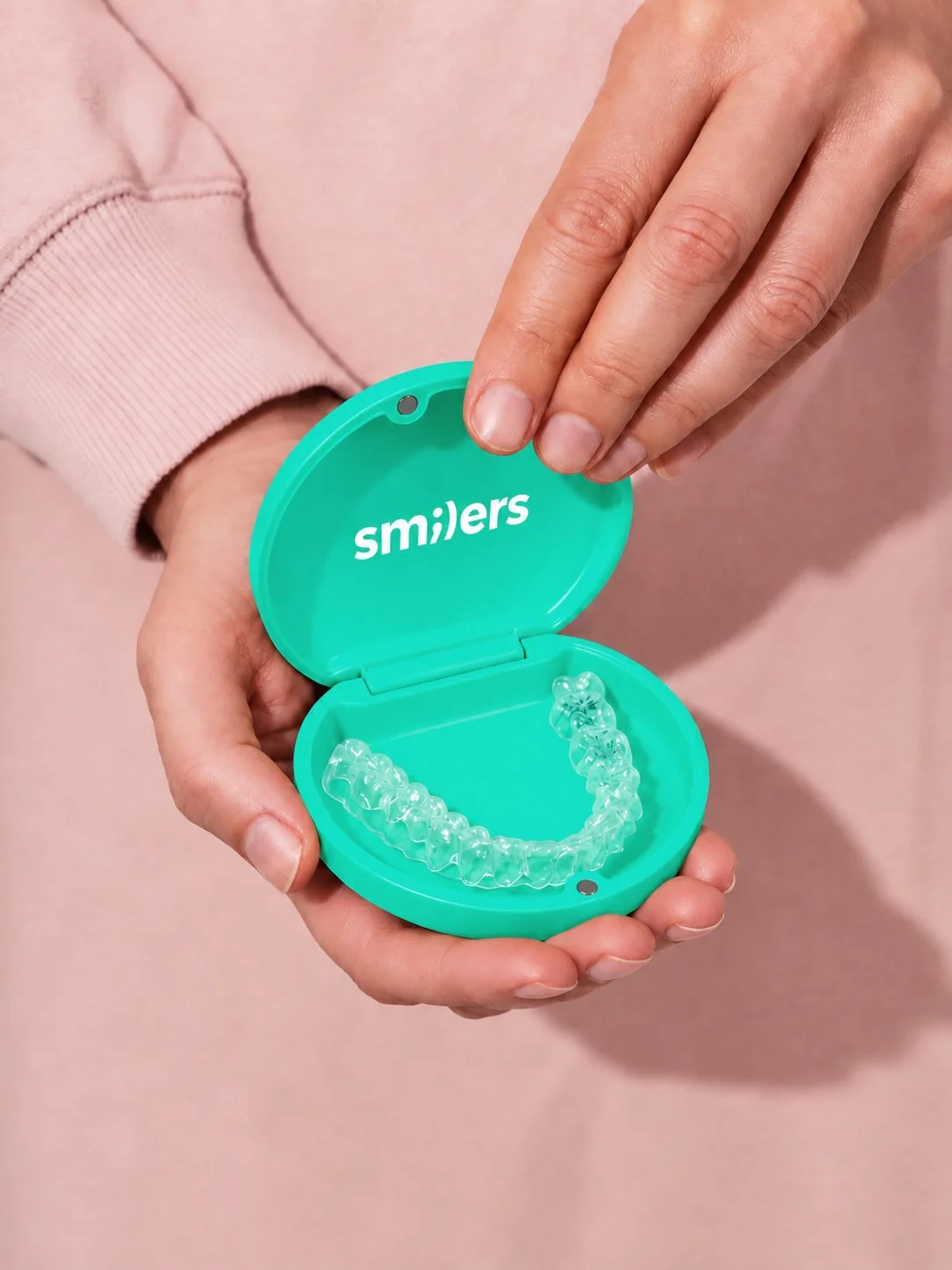 Mockup-pack-open-hand-green.jpg