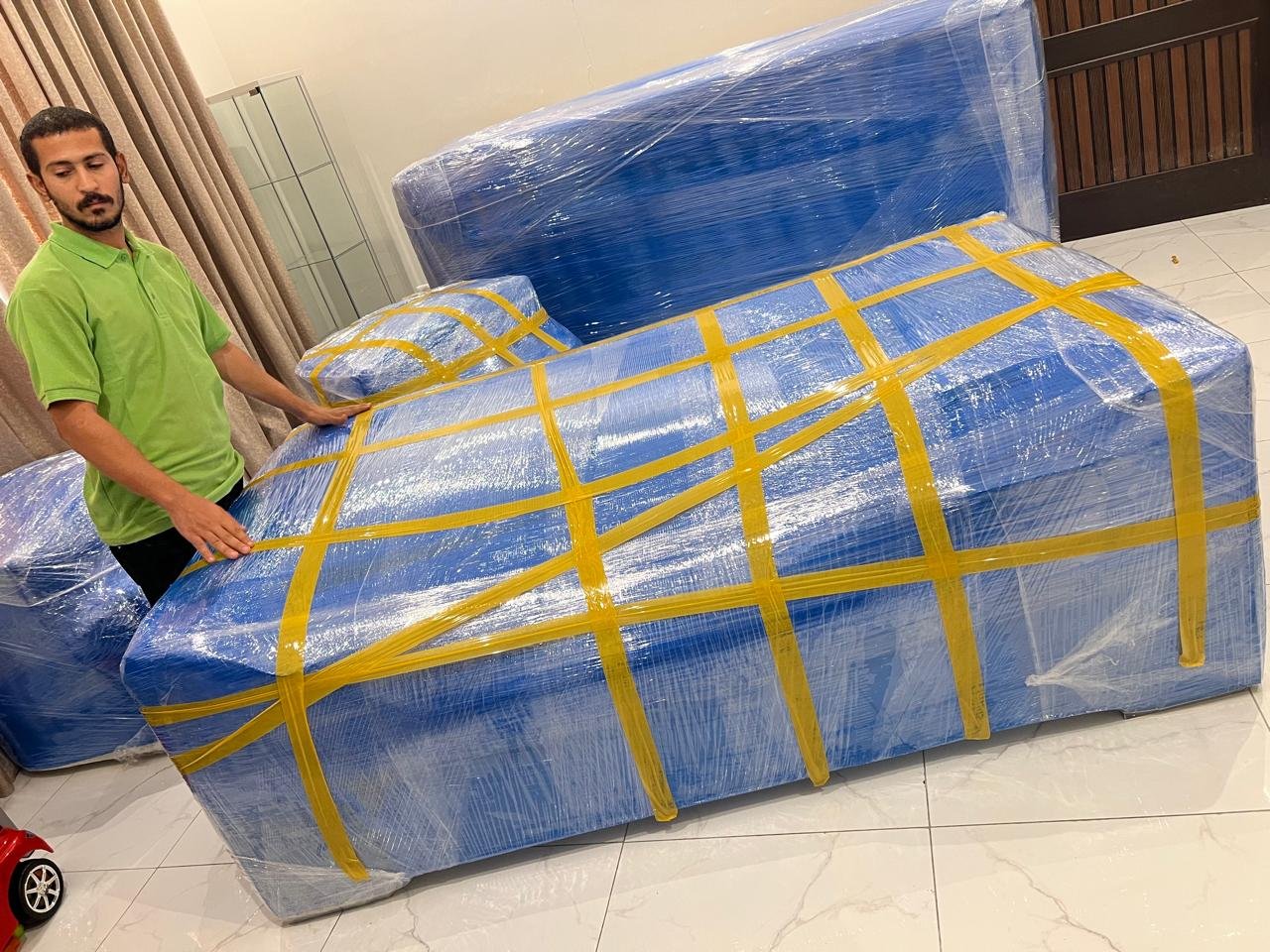 نقل عفش جدة باحترافية عالية يشمل التغليف الكامل للأثاث، فك وتركيب غرف النوم والمطابخ، مع عمالة مدرّبة تحافظ على سلامة العفش من البداية حتى النهاية. نقدّم أيضًا خدمة نقل عفش جدة الرياض بسيارات مجهزة وضمان وصول الأثاث