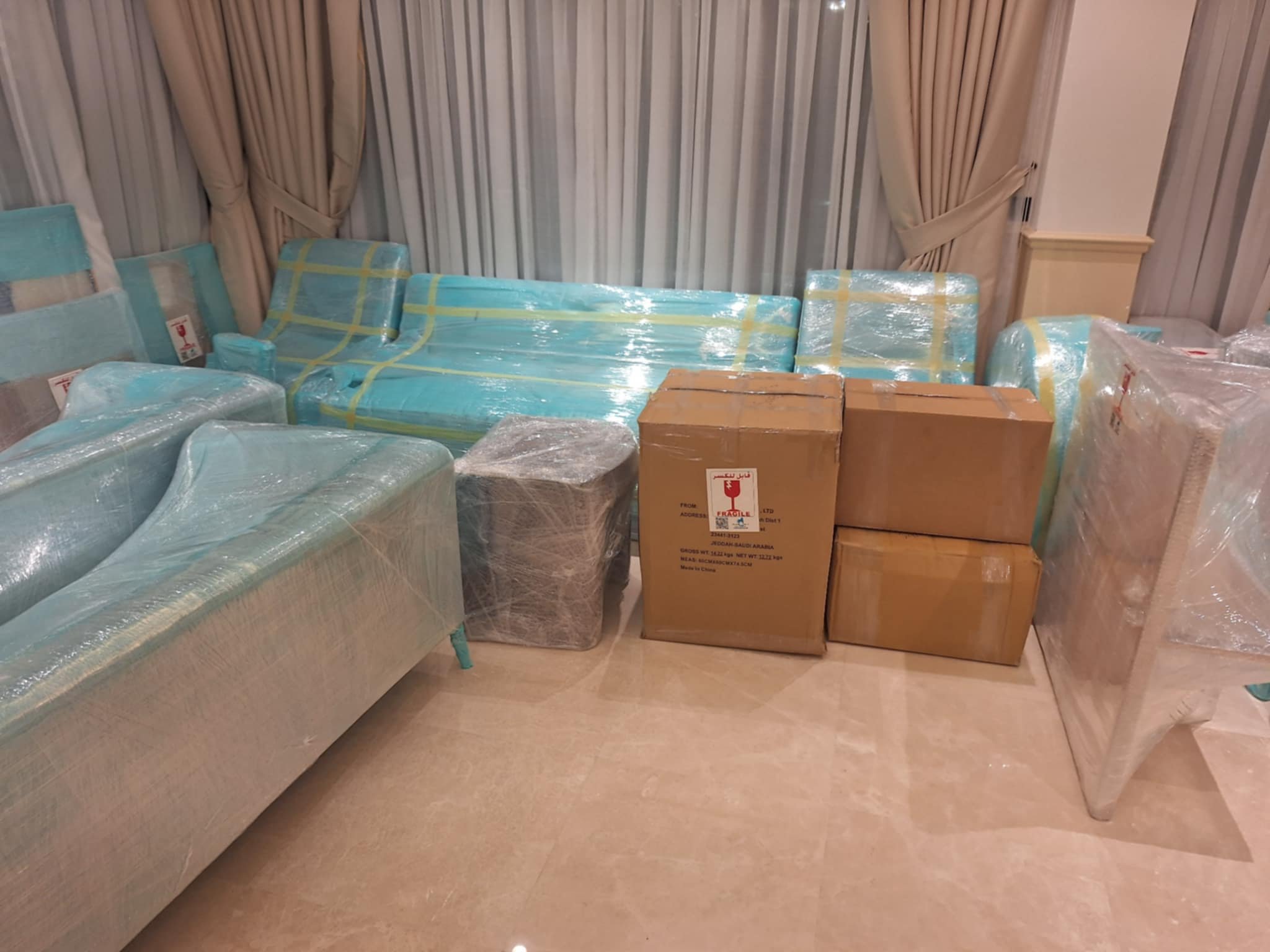 نقل عفش جدة باحترافية عالية يشمل التغليف الكامل للأثاث، فك وتركيب غرف النوم والمطابخ، مع عمالة مدرّبة تحافظ على سلامة العفش من البداية حتى النهاية. نقدّم أيضًا خدمة نقل عفش جدة الرياض بسيارات مجهزة وضمان وصول الأثاث