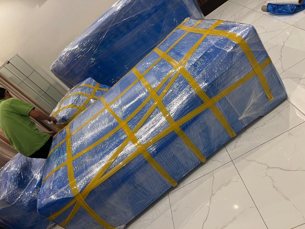 نقل عفش جدة باحترافية عالية يشمل التغليف الكامل للأثاث، فك وتركيب غرف النوم والمطابخ، مع عمالة مدرّبة تحافظ على سلامة العفش من البداية حتى النهاية. نقدّم أيضًا خدمة نقل عفش جدة الرياض بسيارات مجهزة وضمان وصول الأثاث