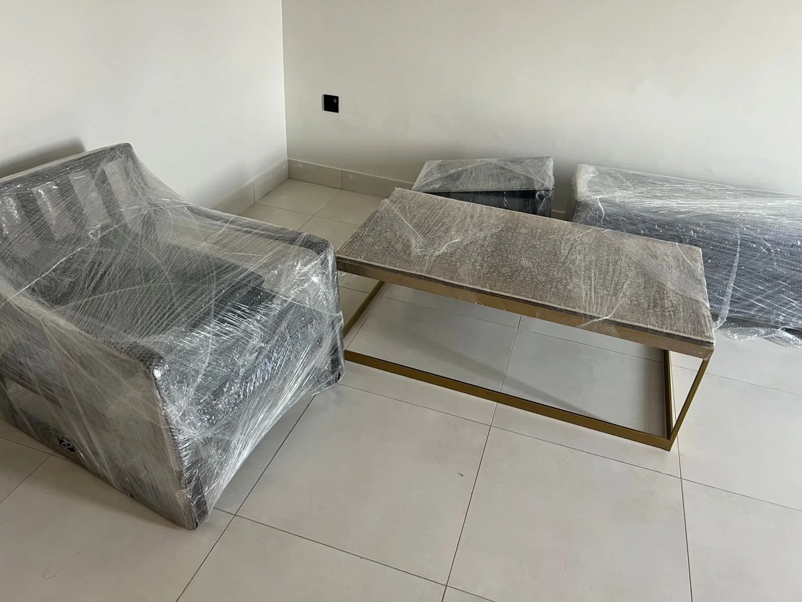 نقل عفش جدة باحترافية عالية يشمل التغليف الكامل للأثاث، فك وتركيب غرف النوم والمطابخ، مع عمالة مدرّبة تحافظ على سلامة العفش من البداية حتى النهاية. نقدّم أيضًا خدمة نقل عفش جدة الرياض بسيارات مجهزة وضمان وصول الأثاث