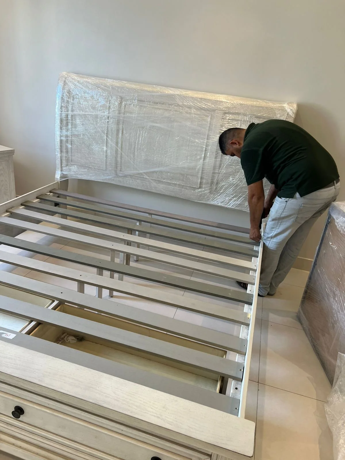 نقل عفش جدة باحترافية عالية يشمل التغليف الكامل للأثاث، فك وتركيب غرف النوم والمطابخ، مع عمالة مدرّبة تحافظ على سلامة العفش من البداية حتى النهاية. نقدّم أيضًا خدمة نقل عفش جدة الرياض بسيارات مجهزة وضمان وصول الأثاث