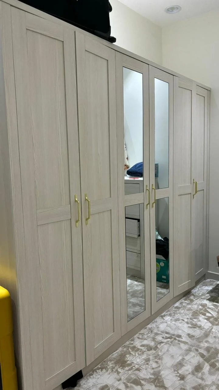 نقل عفش جدة باحترافية عالية يشمل التغليف الكامل للأثاث، فك وتركيب غرف النوم والمطابخ، مع عمالة مدرّبة تحافظ على سلامة العفش من البداية حتى النهاية. نقدّم أيضًا خدمة نقل عفش جدة الرياض بسيارات مجهزة وضمان وصول الأثاث