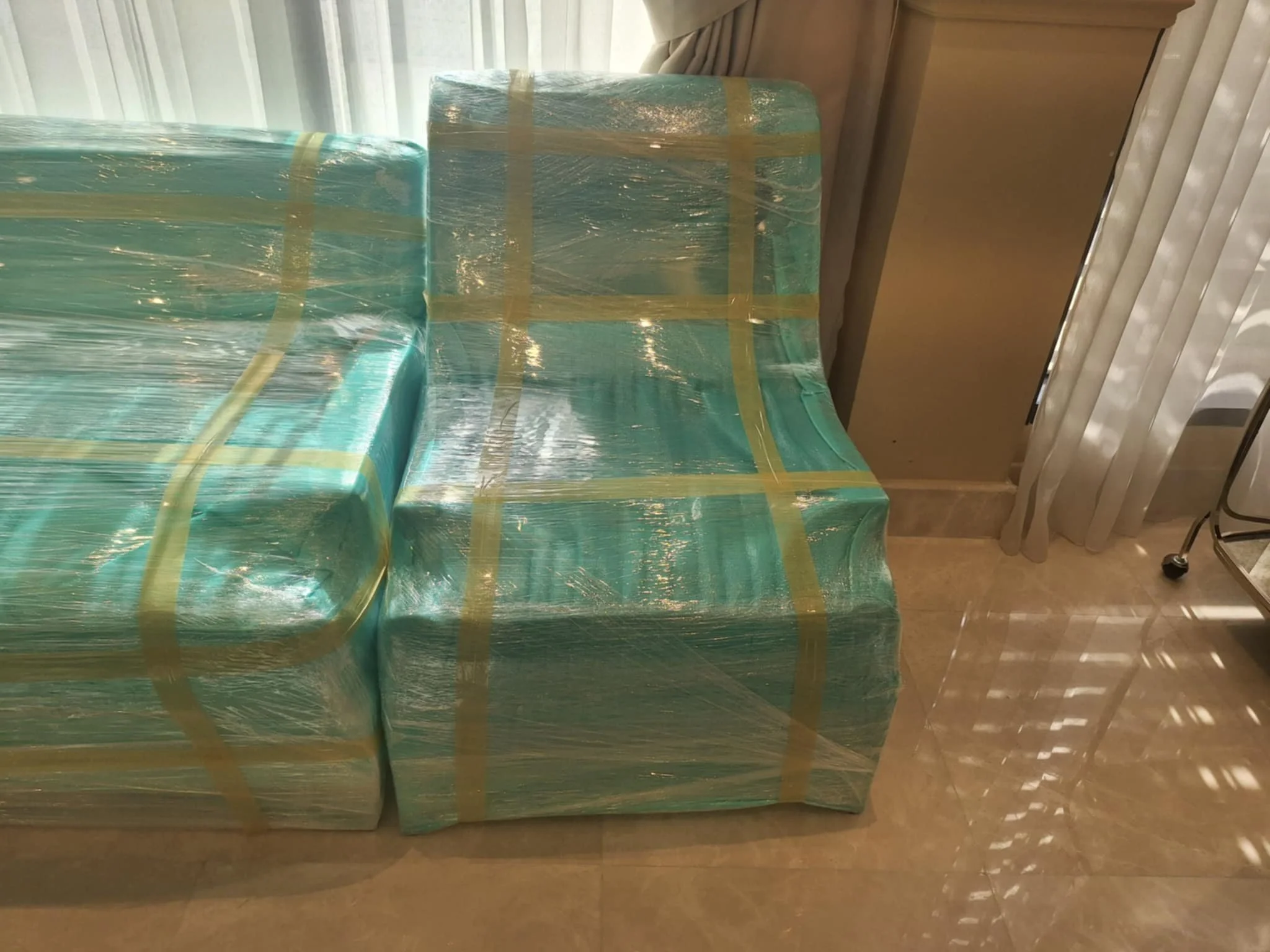 نقل عفش جدة باحترافية عالية يشمل التغليف الكامل للأثاث، فك وتركيب غرف النوم والمطابخ، مع عمالة مدرّبة تحافظ على سلامة العفش من البداية حتى النهاية. نقدّم أيضًا خدمة نقل عفش جدة الرياض بسيارات مجهزة وضمان وصول الأثاث