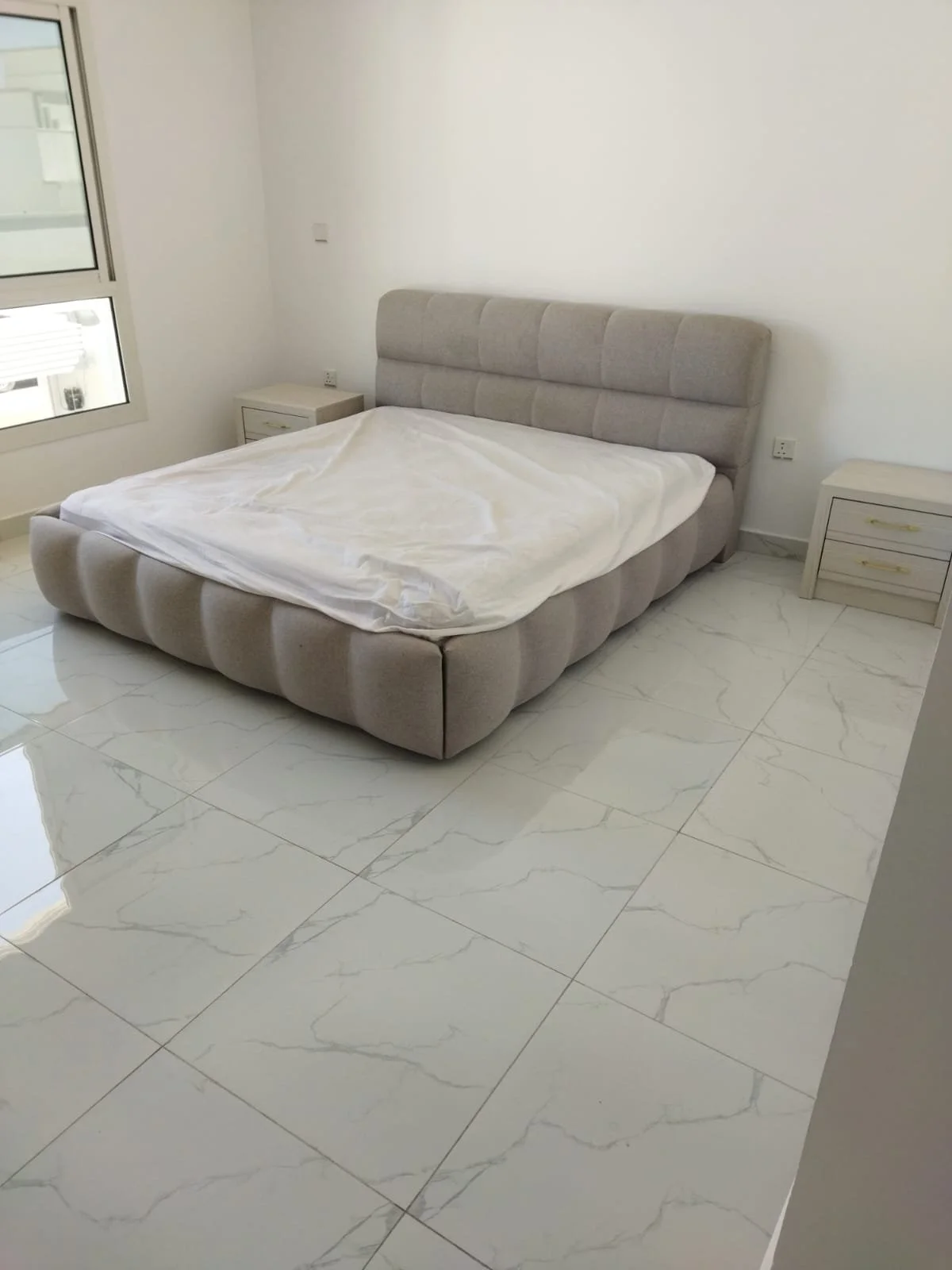 نقل عفش جدة باحترافية عالية يشمل التغليف الكامل للأثاث، فك وتركيب غرف النوم والمطابخ، مع عمالة مدرّبة تحافظ على سلامة العفش من البداية حتى النهاية. نقدّم أيضًا خدمة نقل عفش جدة الرياض بسيارات مجهزة وضمان وصول الأثاث