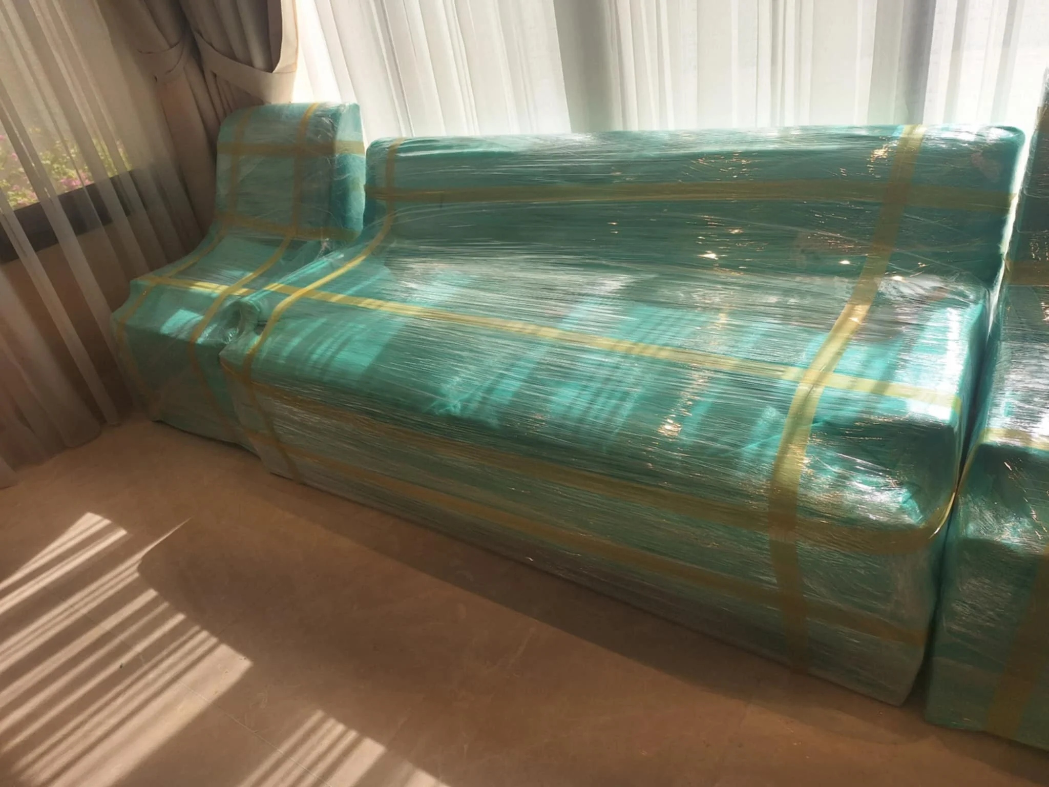 نقل عفش جدة باحترافية عالية يشمل التغليف الكامل للأثاث، فك وتركيب غرف النوم والمطابخ، مع عمالة مدرّبة تحافظ على سلامة العفش من البداية حتى النهاية. نقدّم أيضًا خدمة نقل عفش جدة الرياض بسيارات مجهزة وضمان وصول الأثاث