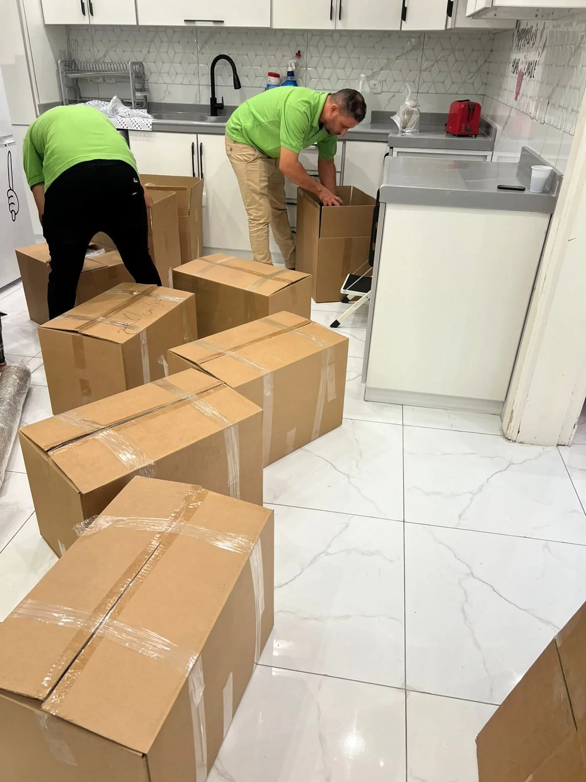 نقل عفش جدة باحترافية عالية يشمل التغليف الكامل للأثاث، فك وتركيب غرف النوم والمطابخ، مع عمالة مدرّبة تحافظ على سلامة العفش من البداية حتى النهاية. نقدّم أيضًا خدمة نقل عفش جدة الرياض بسيارات مجهزة وضمان وصول الأثاث