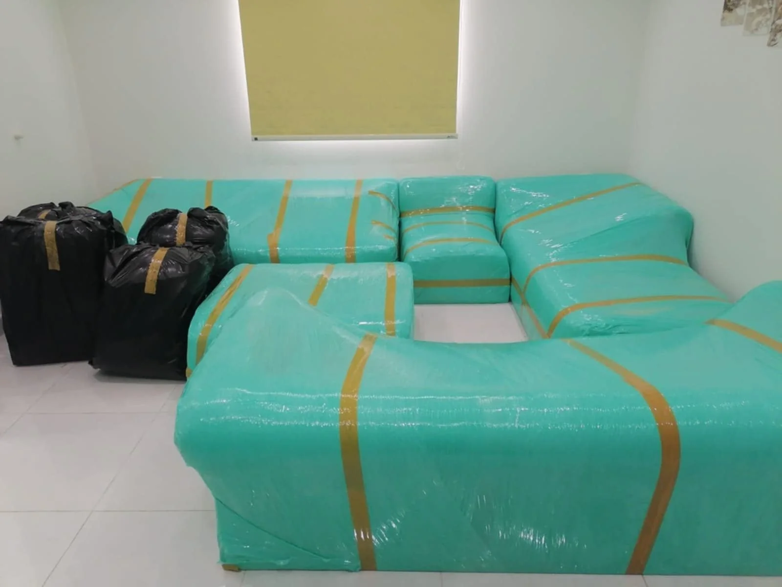 نقل عفش جدة باحترافية عالية يشمل التغليف الكامل للأثاث، فك وتركيب غرف النوم والمطابخ، مع عمالة مدرّبة تحافظ على سلامة العفش من البداية حتى النهاية. نقدّم أيضًا خدمة نقل عفش جدة الرياض بسيارات مجهزة وضمان وصول الأثاث