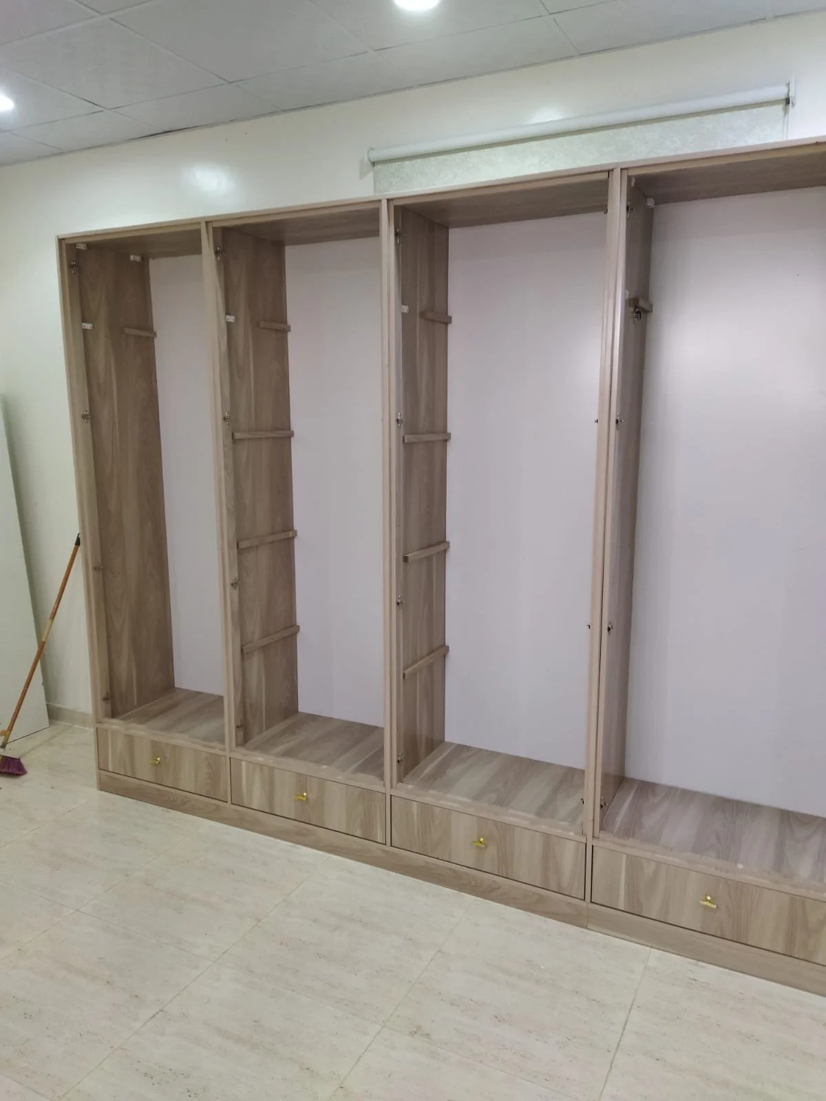 نقل عفش جدة باحترافية عالية يشمل التغليف الكامل للأثاث، فك وتركيب غرف النوم والمطابخ، مع عمالة مدرّبة تحافظ على سلامة العفش من البداية حتى النهاية. نقدّم أيضًا خدمة نقل عفش جدة الرياض بسيارات مجهزة وضمان وصول الأثاث