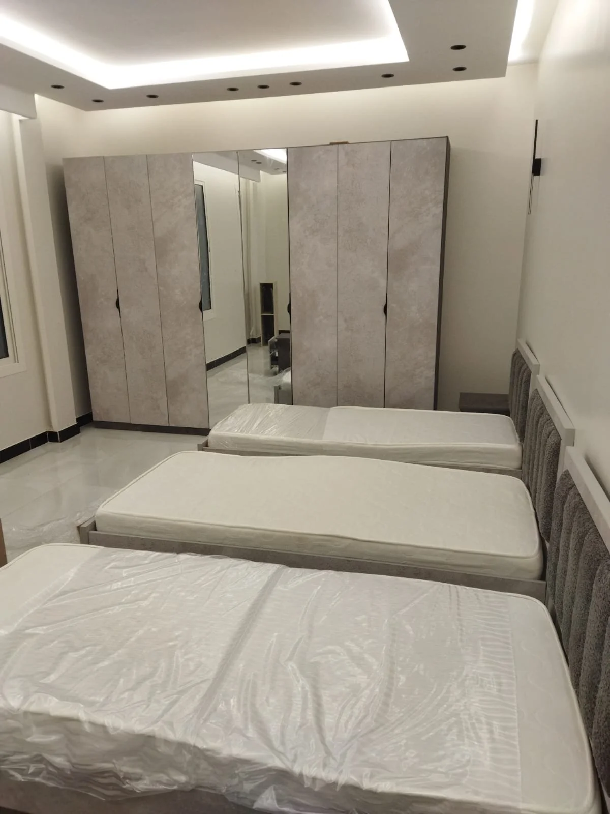 نقل عفش جدة باحترافية عالية يشمل التغليف الكامل للأثاث، فك وتركيب غرف النوم والمطابخ، مع عمالة مدرّبة تحافظ على سلامة العفش من البداية حتى النهاية. نقدّم أيضًا خدمة نقل عفش جدة الرياض بسيارات مجهزة وضمان وصول الأثاث