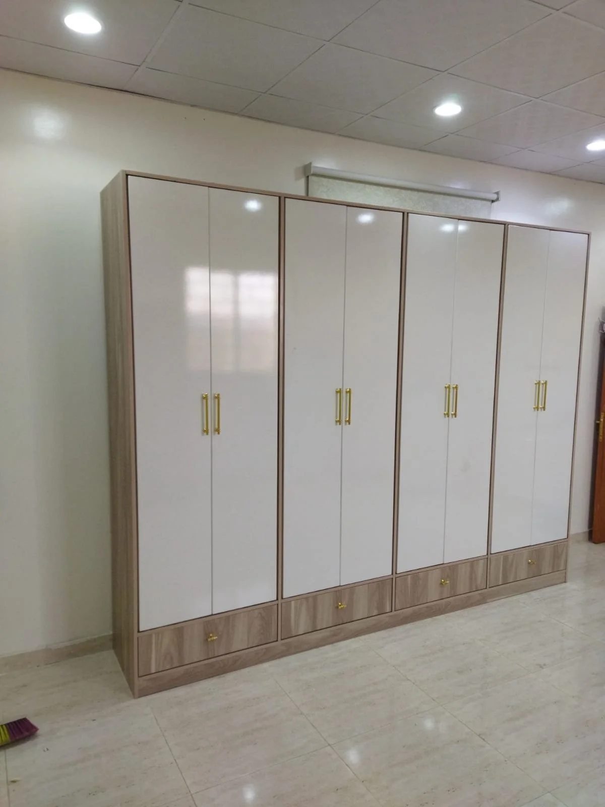 نقل عفش جدة باحترافية عالية يشمل التغليف الكامل للأثاث، فك وتركيب غرف النوم والمطابخ، مع عمالة مدرّبة تحافظ على سلامة العفش من البداية حتى النهاية. نقدّم أيضًا خدمة نقل عفش جدة الرياض بسيارات مجهزة وضمان وصول الأثاث