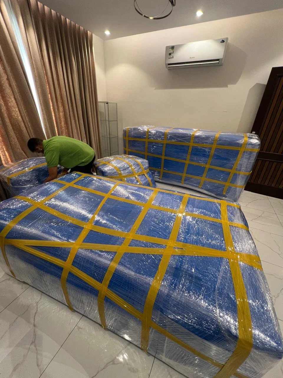 نقل عفش جدة باحترافية عالية يشمل التغليف الكامل للأثاث، فك وتركيب غرف النوم والمطابخ، مع عمالة مدرّبة تحافظ على سلامة العفش من البداية حتى النهاية. نقدّم أيضًا خدمة نقل عفش جدة الرياض بسيارات مجهزة وضمان وصول الأثاث