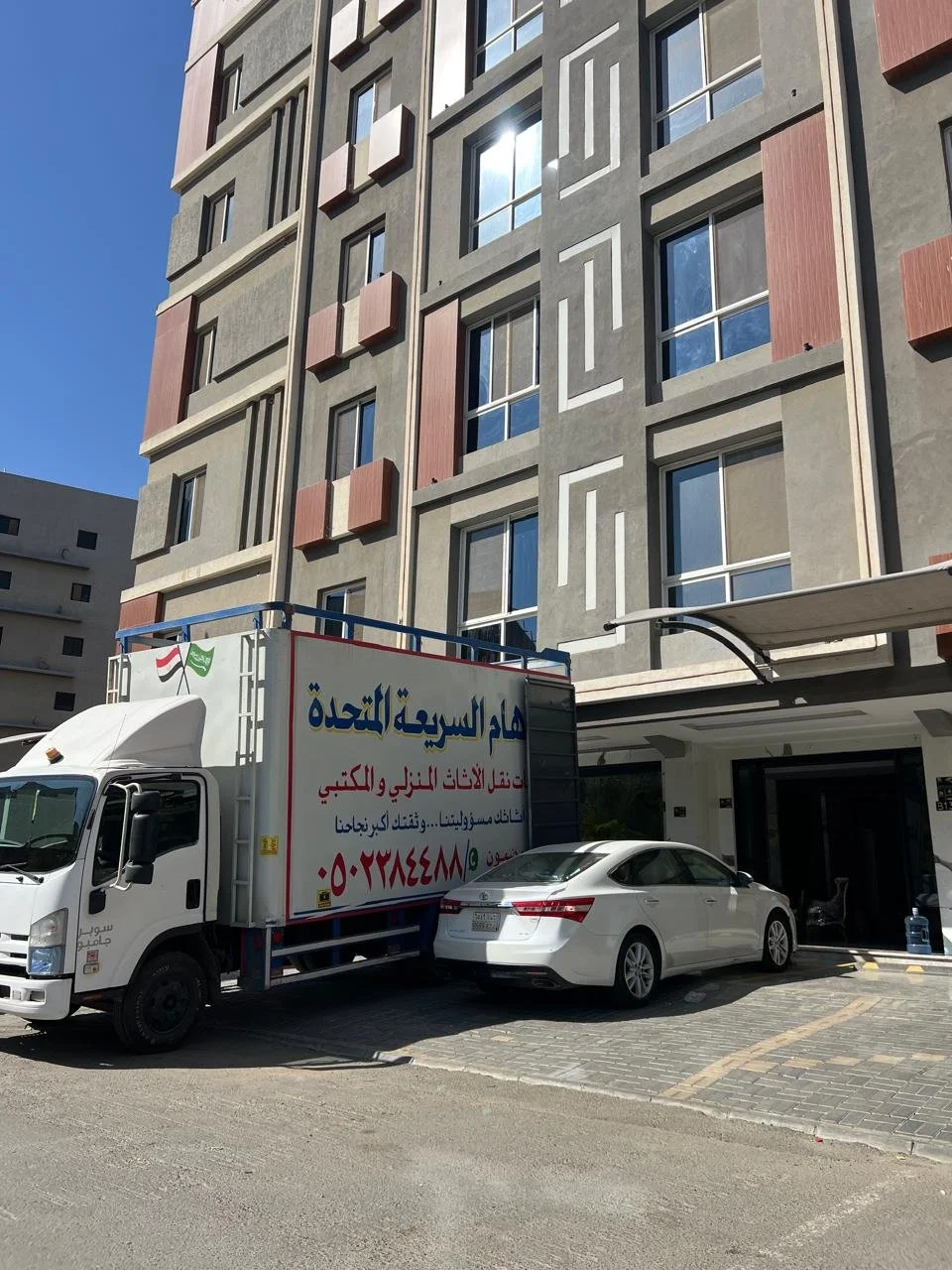 نقل عفش جدة باحترافية عالية يشمل التغليف الكامل للأثاث، فك وتركيب غرف النوم والمطابخ، مع عمالة مدرّبة تحافظ على سلامة العفش من البداية حتى النهاية. نقدّم أيضًا خدمة نقل عفش جدة الرياض بسيارات مجهزة وضمان وصول الأثاث