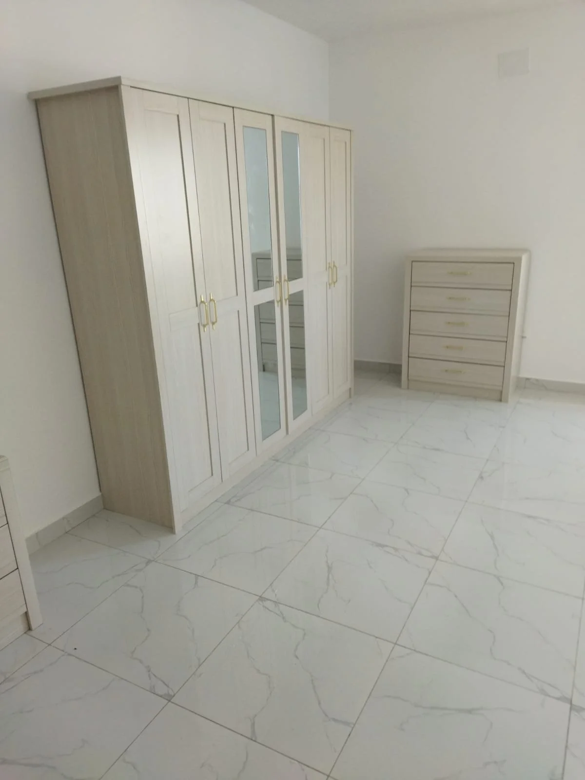 نقل عفش جدة باحترافية عالية يشمل التغليف الكامل للأثاث، فك وتركيب غرف النوم والمطابخ، مع عمالة مدرّبة تحافظ على سلامة العفش من البداية حتى النهاية. نقدّم أيضًا خدمة نقل عفش جدة الرياض بسيارات مجهزة وضمان وصول الأثاث