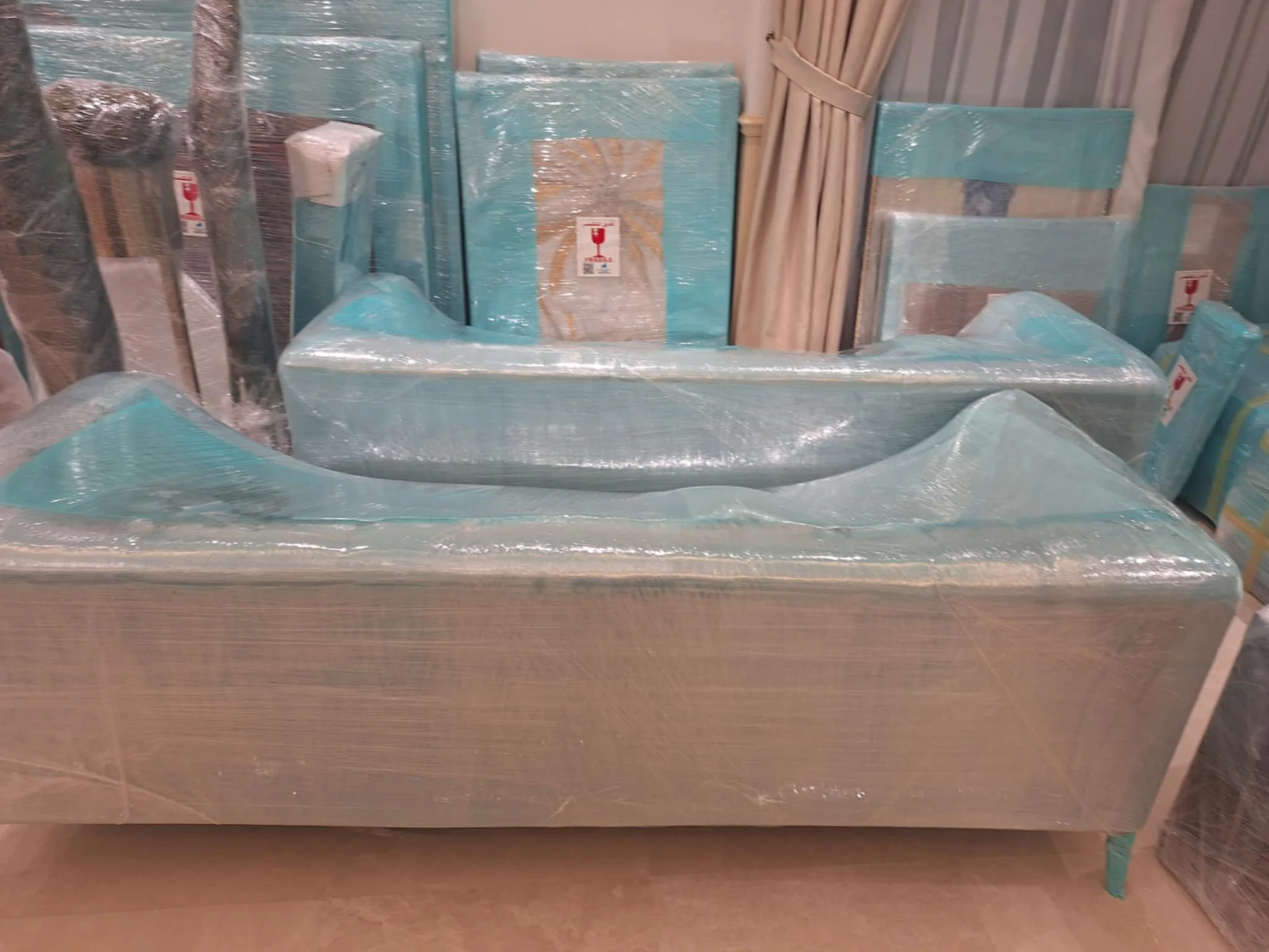 نقل عفش جدة باحترافية عالية يشمل التغليف الكامل للأثاث، فك وتركيب غرف النوم والمطابخ، مع عمالة مدرّبة تحافظ على سلامة العفش من البداية حتى النهاية. نقدّم أيضًا خدمة نقل عفش جدة الرياض بسيارات مجهزة وضمان وصول الأثاث