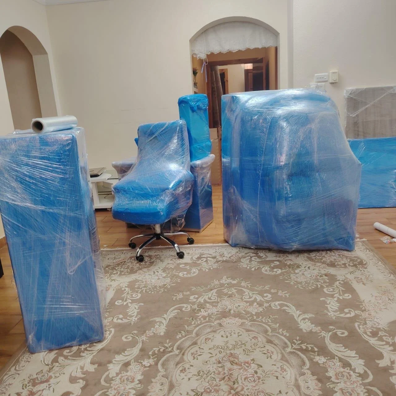 نقل عفش جدة باحترافية عالية يشمل التغليف الكامل للأثاث، فك وتركيب غرف النوم والمطابخ، مع عمالة مدرّبة تحافظ على سلامة العفش من البداية حتى النهاية. نقدّم أيضًا خدمة نقل عفش جدة الرياض بسيارات مجهزة وضمان وصول الأثاث