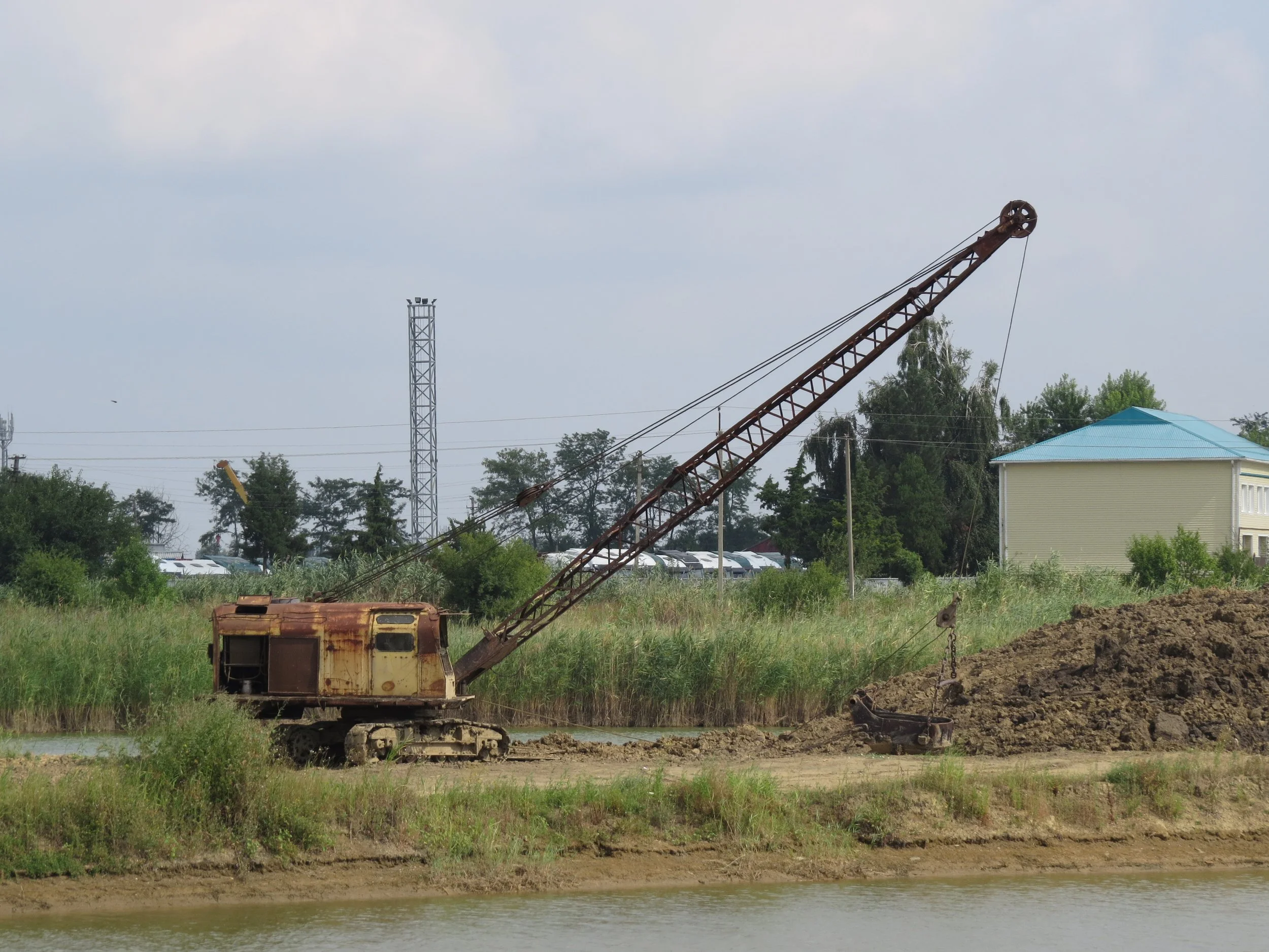 old-dragline-old-equipment-for-digging-the-soil-in-canals-and-quarries-SBI-300925446.jpg