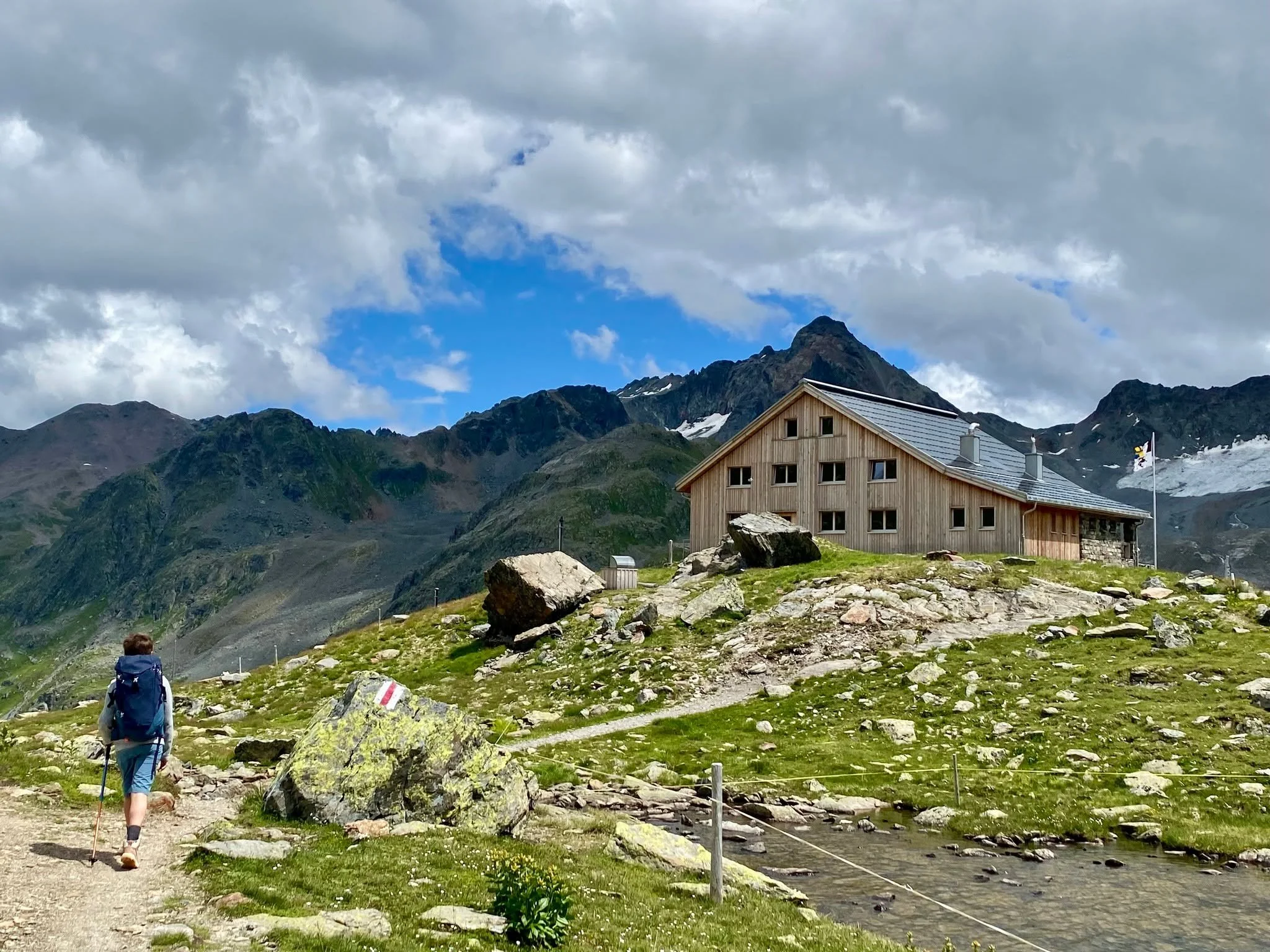 HET WEER IN DE BERGEN 🌤💨🌨 De Grialetsch Hütte bij aankomst in de namiddag en de hut bij vertrek de ochtend erna 😱 (swipe!). 
"Ein bisschen schnee", voorspelde de huttenwaard... Wel, draaide dat ff anders uit! Anders gezegd: het wee