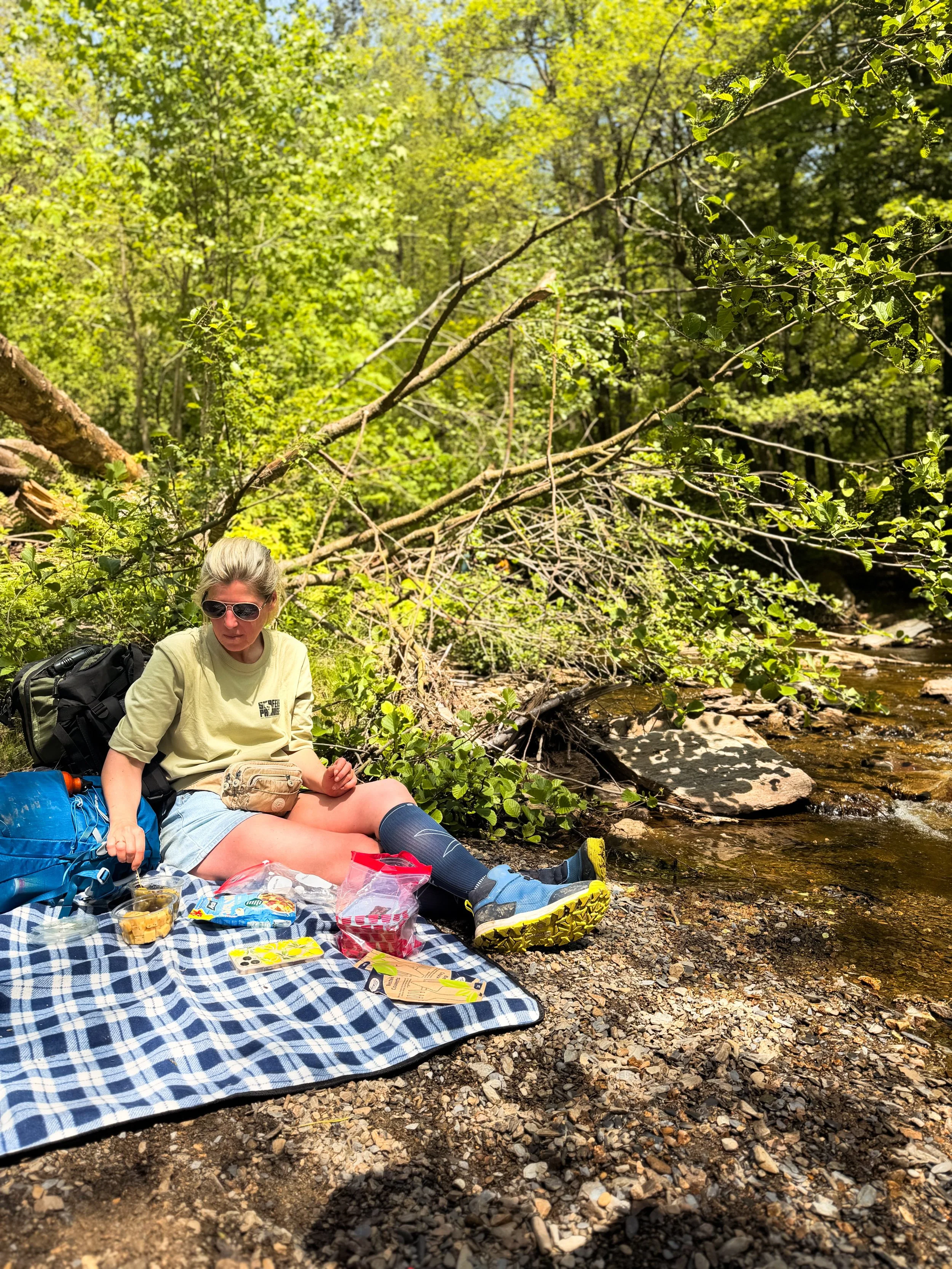 huttentocht in belgie picknick aan rivier.jpg