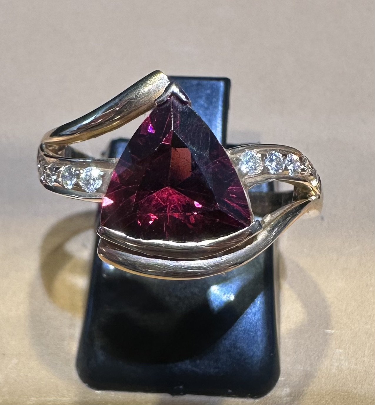 Anillo Rubelita y Diamantes - oro