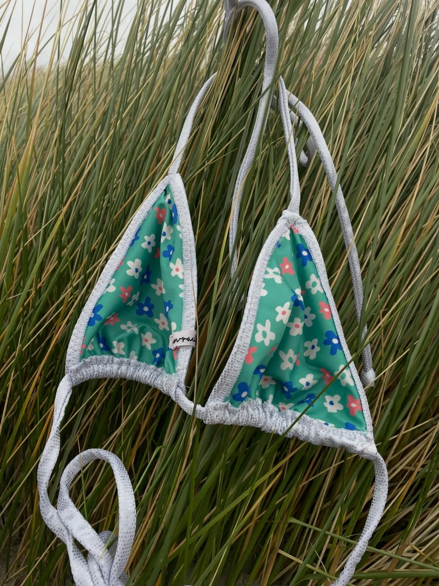 T&aacute; s&eacute; gaofar inniu 💨💨
Textiles on the beach at Dollymount from this morning.
🫶🏻

#textile #irishtextiledesign #irishdesign #textilecollection #swimwearfashion