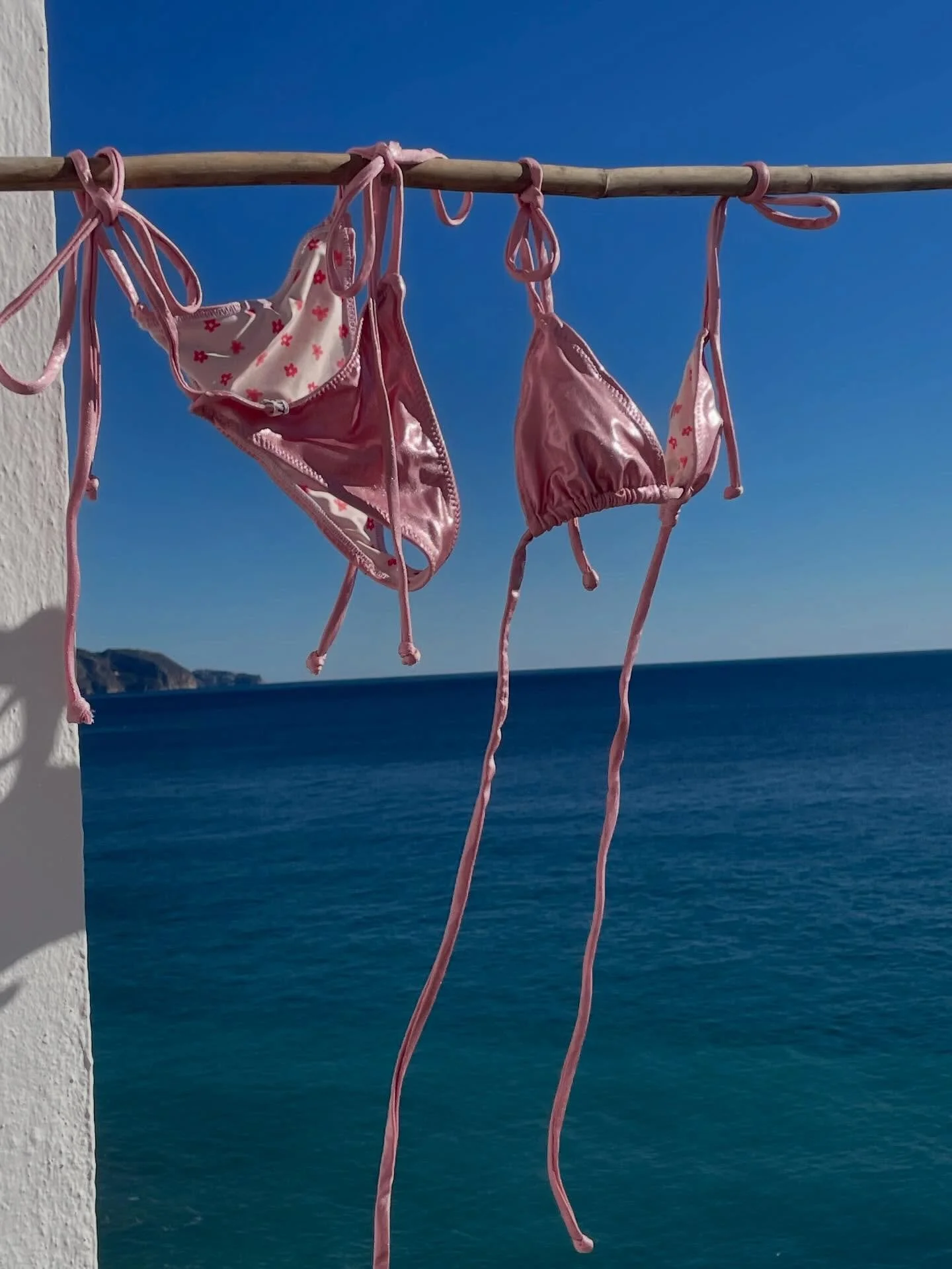 Stumbled upon a gigantic bamboo stick on the beach and used it as a hanger! Final pics are giving editorial magazine, me encanta 🤌🏼🤌🏼 (Reposts welcome) x 

#swimweardesign #nerja