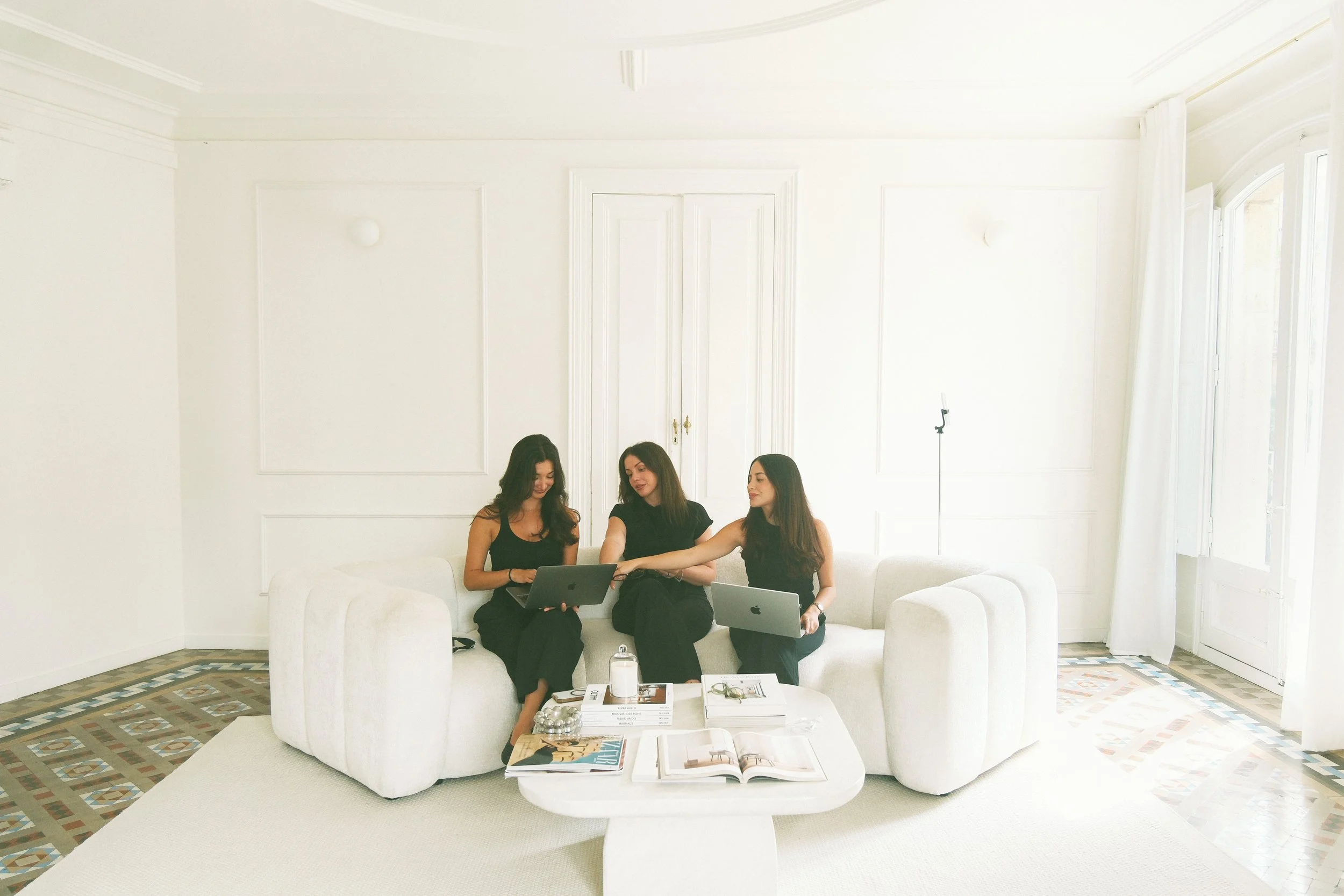 OUI CREATIVES CONTENT MARKEITNG AGENCY META ADS INFLUENCER MANAGERS, UGC, AND CONTENT CREATION IN BARCELONA AND IN THE EUROPEAN UNION