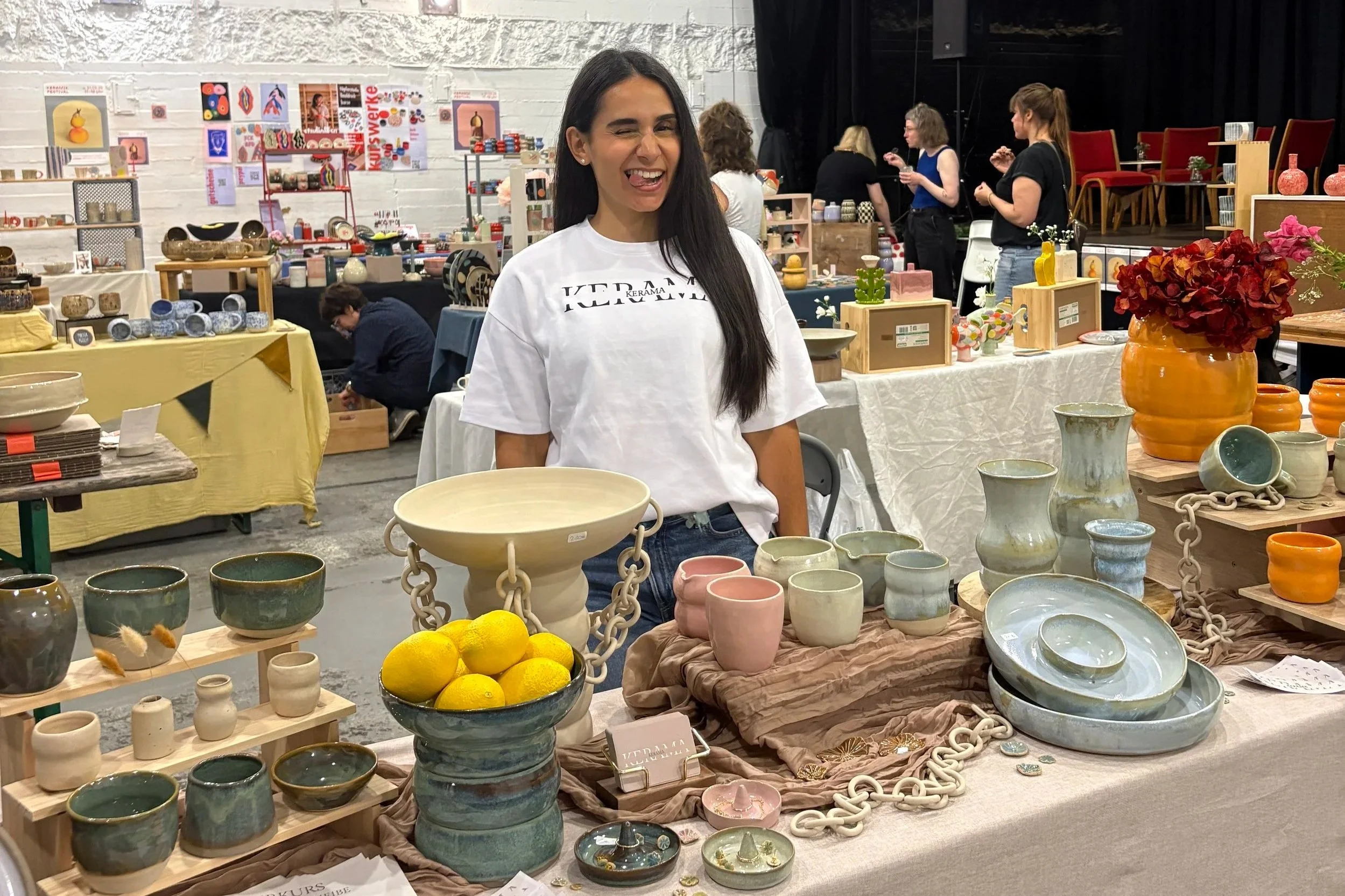 Keramik Markt. Vasen, Ringhalterungen, Schmuckaufbewarungen und andere Keramiken auf einem Handmade Markt oder Kunstmarkt.