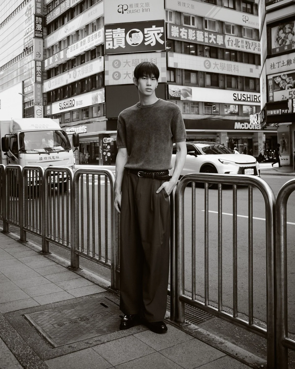 Black and white full-length fashion portrait of a male model in central Taipei by Pedro Márnez