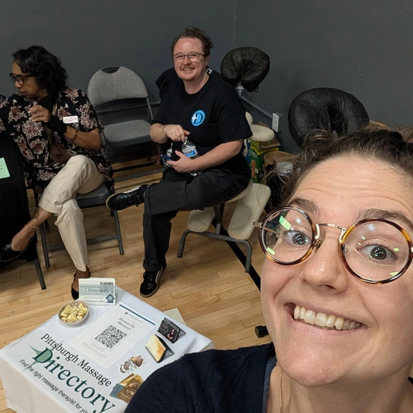 Hey Pittsburgh northsiders! I'm spending the day with @pittsburghmassagedirectory spreading the word about our members ~ we've got our chairs up and we're ready to do some work 💆 we will be here until 3. We would love to meet you!