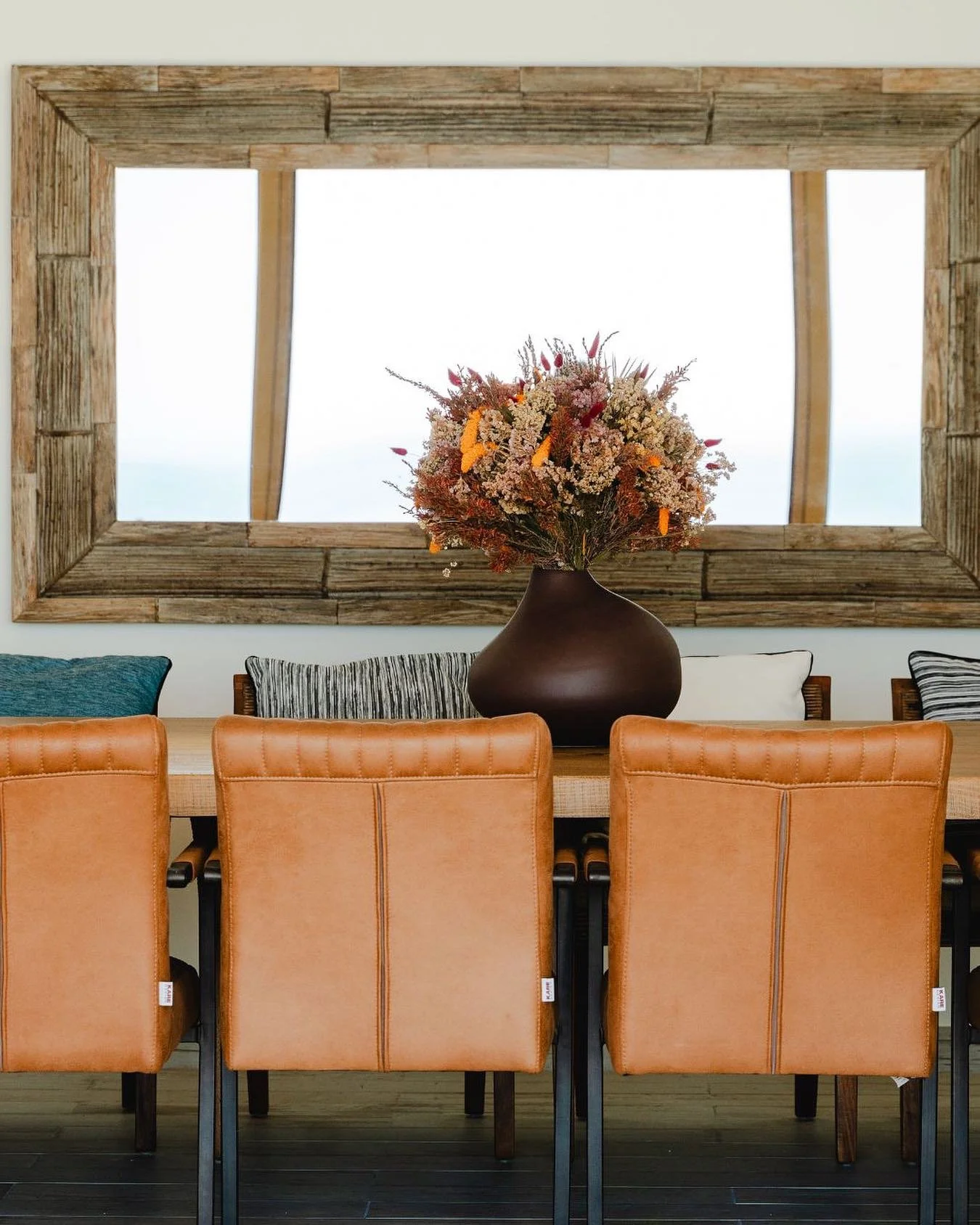 Na Casa P&ocirc;r do Sal, todos os recantos convidam a ficar e a mesa &eacute; sempre grande o suficiente para mais um lugar e para mais um momentos juntos.

&mdash;

At Casa P&ocirc;r do Sal, every corner invites you to stay, and the table is always