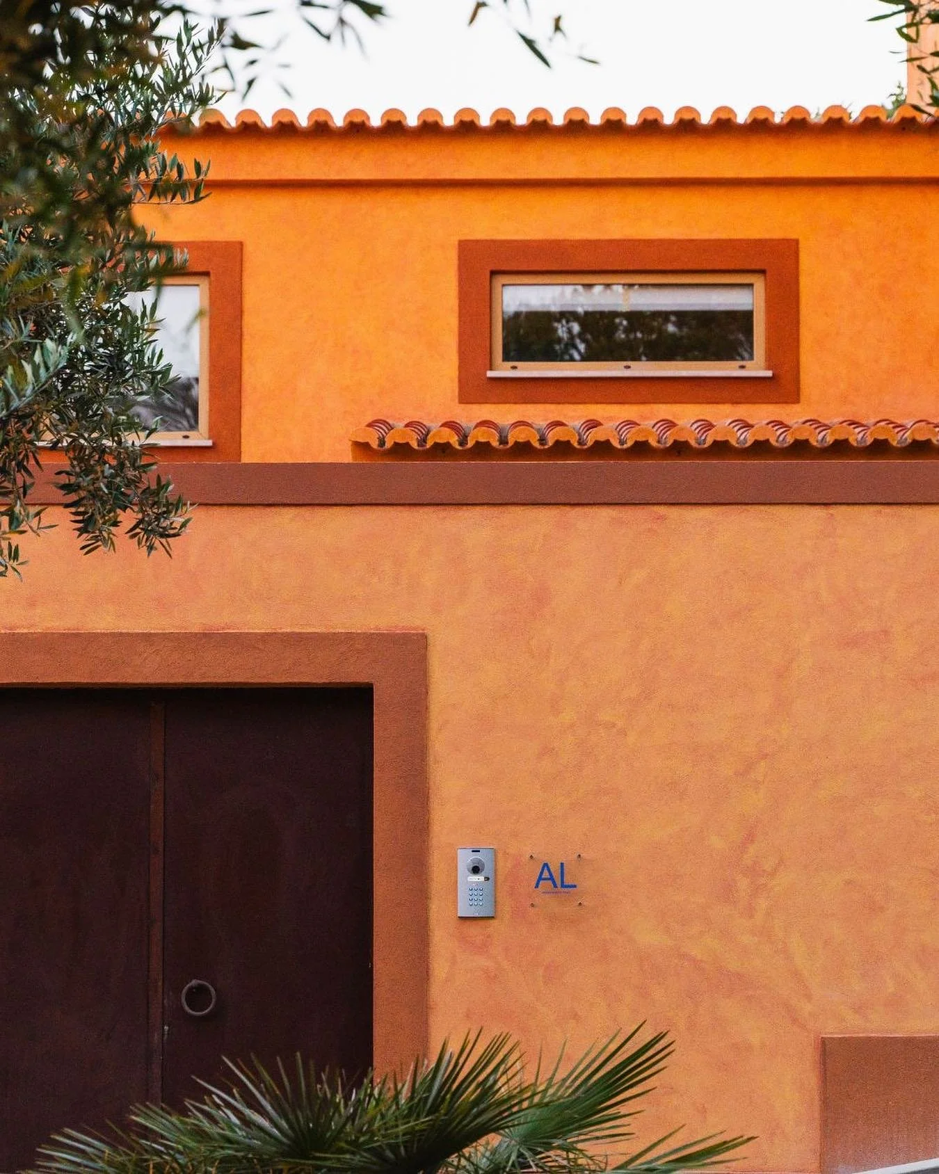 Abrimos as portas com a mesma alegria de quem recebe amigos em casa. Na Casa P&ocirc;r do Sal, cada chegada &eacute; especial, cada rosto traz uma nova hist&oacute;ria e cada estadia transforma-se numa mem&oacute;ria. Partilhe-as connosco. Afinal, a 