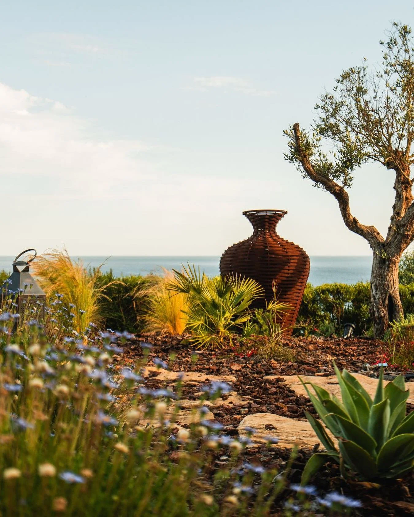 Countryside atmosphere, with sea views. The best of both worlds in perfect harmony. 

&mdash;

Ambiente de campo, com vista para o mar. O melhor de dois mundos num equil&iacute;brio perfeito.
.
.
.
#casapordosol #beachview #algarvesecrets #visitalgar