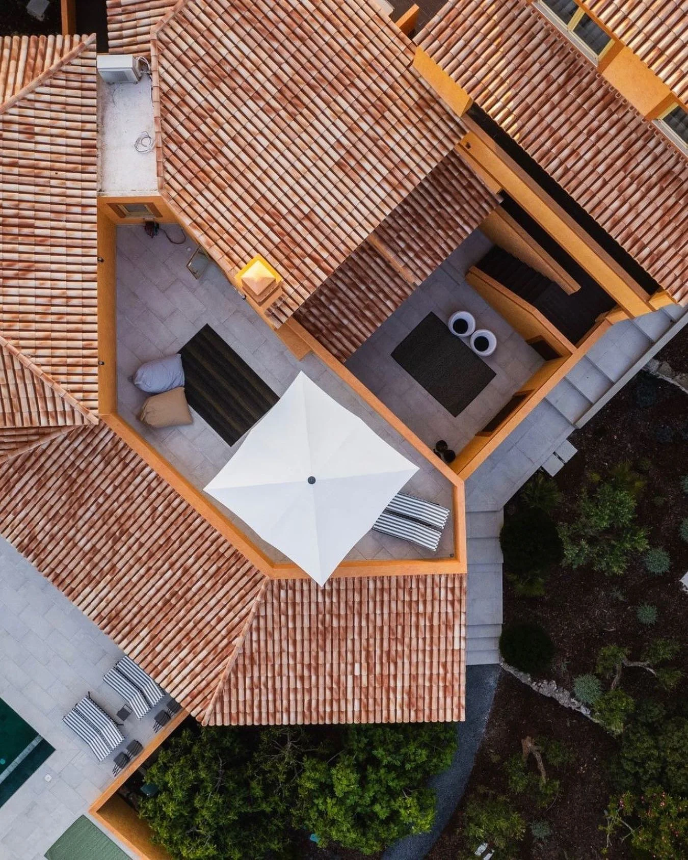 Courtyards and terraces intertwine in a geometry shaped by comfort and well-being.
&mdash;
P&aacute;tios e terra&ccedil;os que se entrela&ccedil;am numa geometria feita de conforto e bem-estar.
.
.
.
#casapordosal #visitalgarve #beachvibe