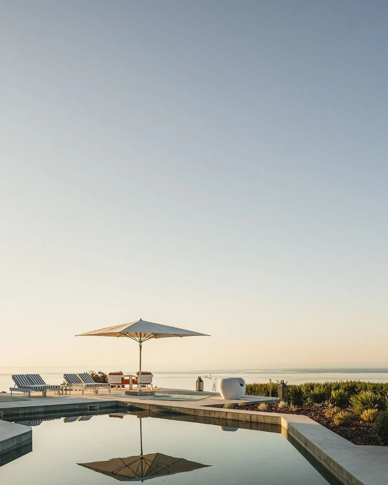 This is the perfect setting to end the day and start dreaming about the next one.

&mdash;

Este &eacute; o cen&aacute;rio ideal para terminar o dia e come&ccedil;ar a sonhar com o pr&oacute;ximo.
.
.
.
#casapordosal #portugal #visitalgarve #algarves