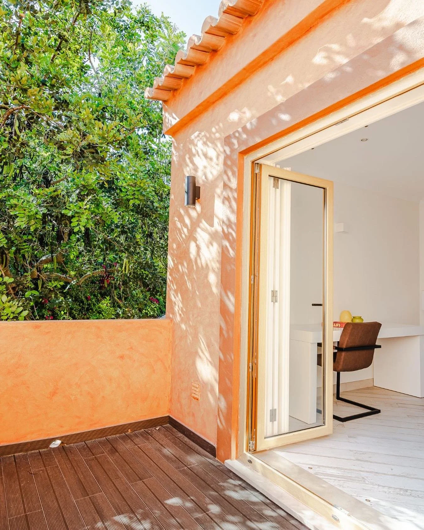 There are places that are more than just spaces they make us feel at home.
At Casa P&ocirc;r do Sal, every corner is an invitation to creativity: sunlight gently pours in, nature embraces the windows and silence gives room for ideias.
It&rsquo;s the 