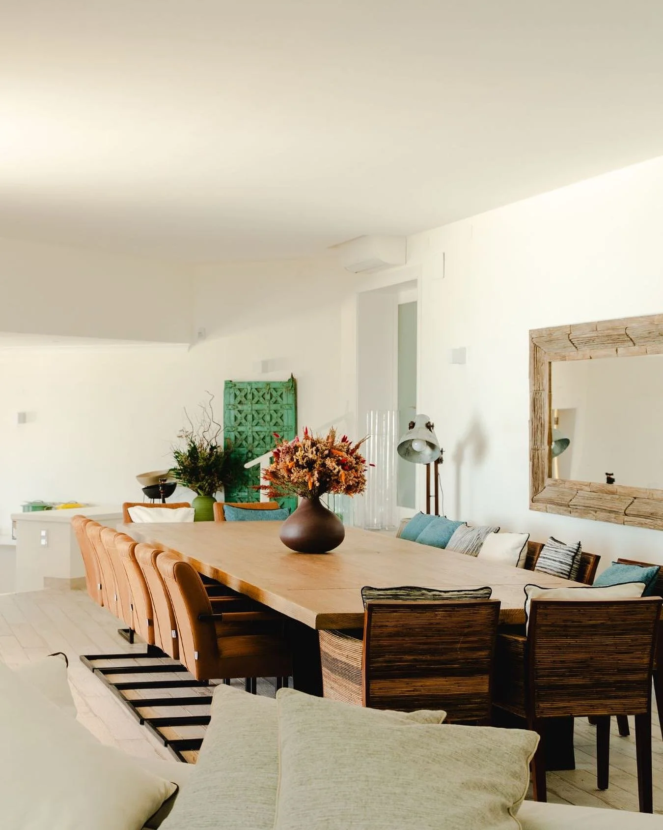 There are places that seem made for gathering. At Casa P&ocirc;r do Sal, every corner invites connection: a spacious table, the warmth of wood, and a view that make every moment feel even more special.

&mdash;

H&aacute; lugares que parecem feitos p